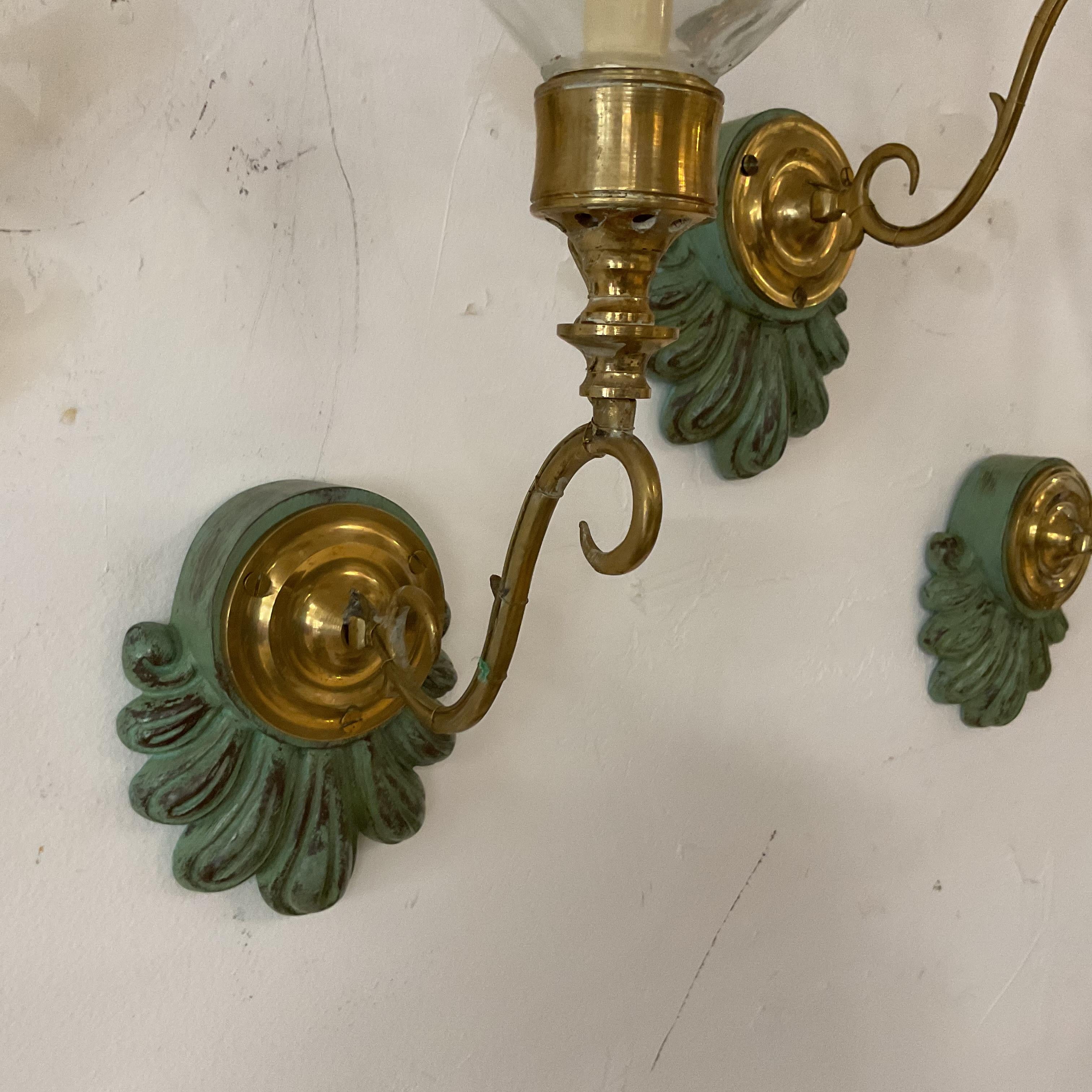 Cuatro candelabros de madera festoneada y latón macizo David Dunkin Globos de estrella originales finales del siglo XX en venta