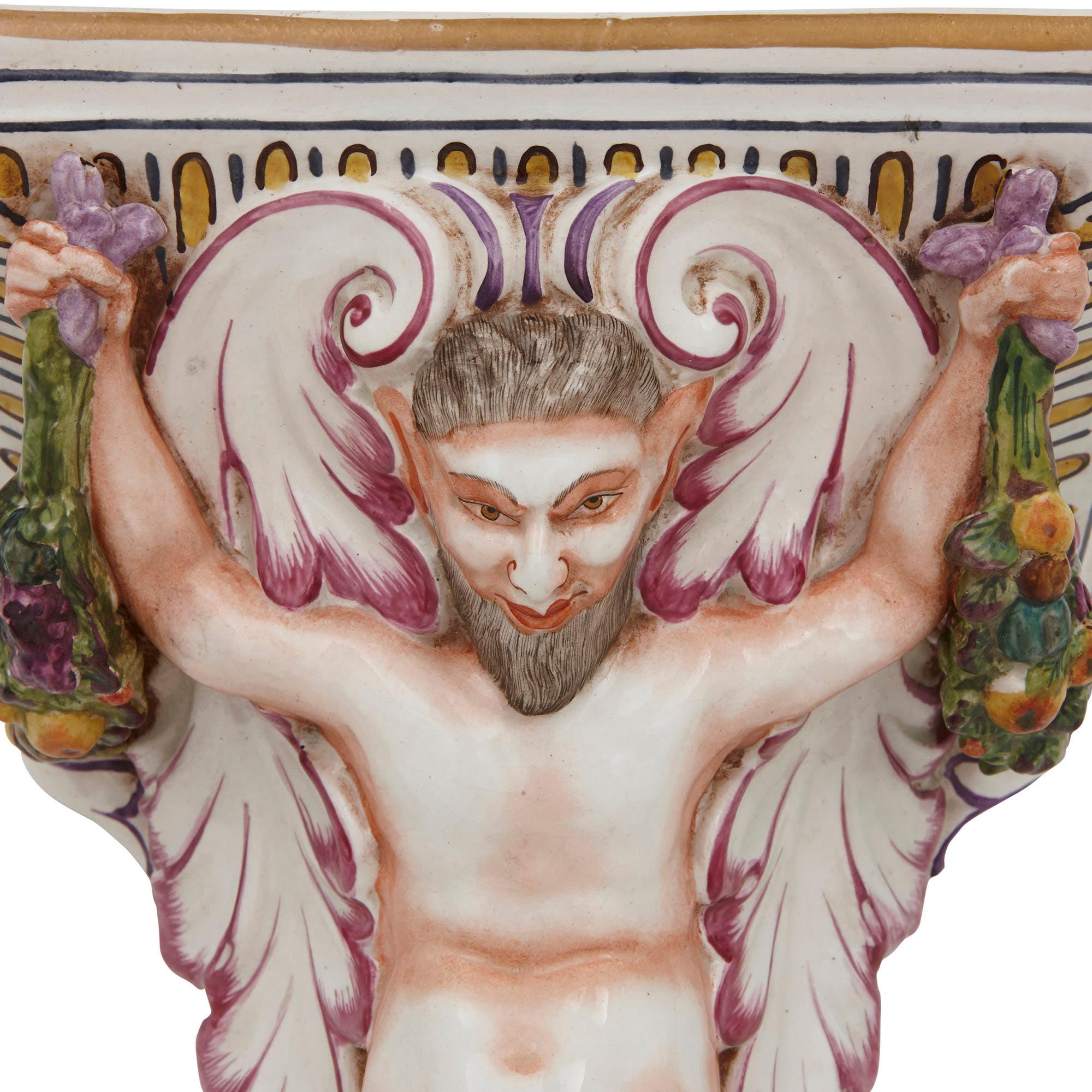 Doré Quatre supports muraux décoratifs en porcelaine en forme de satyre en vente