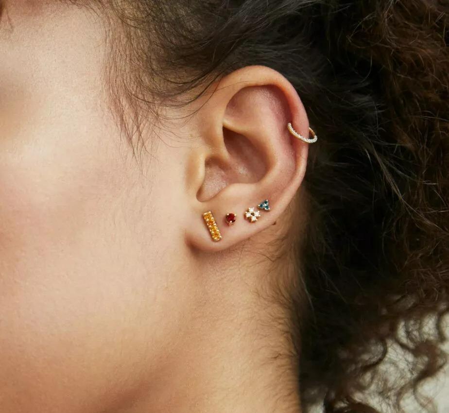 Taille ronde Clous d'oreilles grappe de quatre diamants en or massif 14 carats en vente