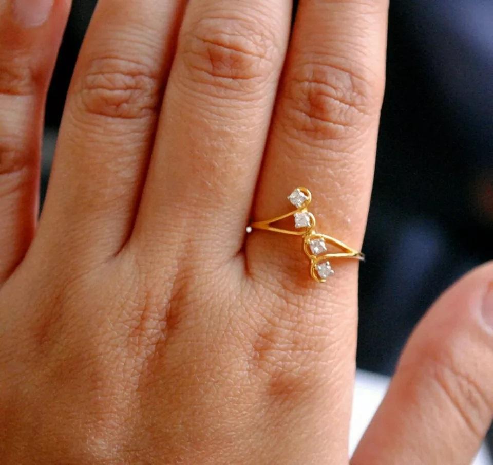 Rétro Bague d'anniversaire à quatre diamants ligne unique en or 14 carats en vente