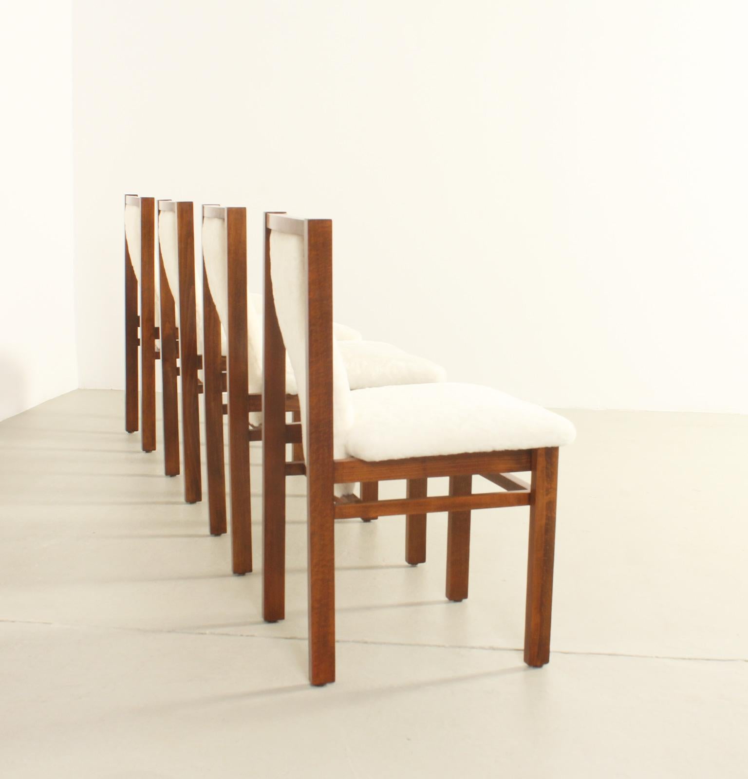 Four Dining Chairs by Jordi Vilanova in Oak Wood and Sheepskin, Spain, 1960's For Sale 7