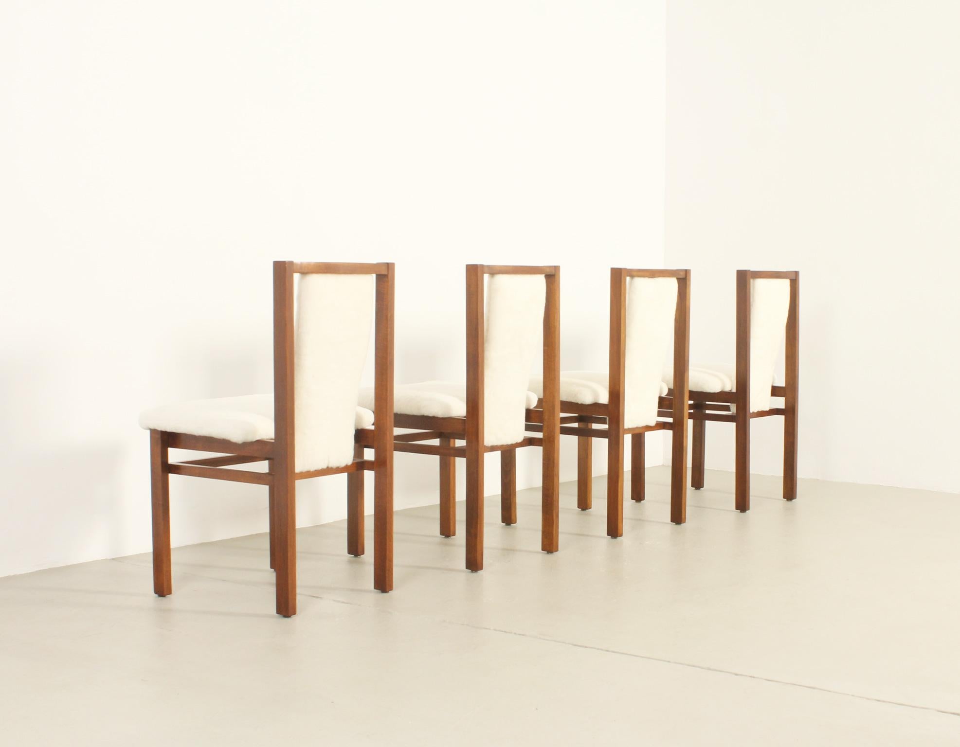 Cuatro sillas de comedor de Jordi Vilanova en madera de roble y piel de oveja, España, años 60 en venta 7