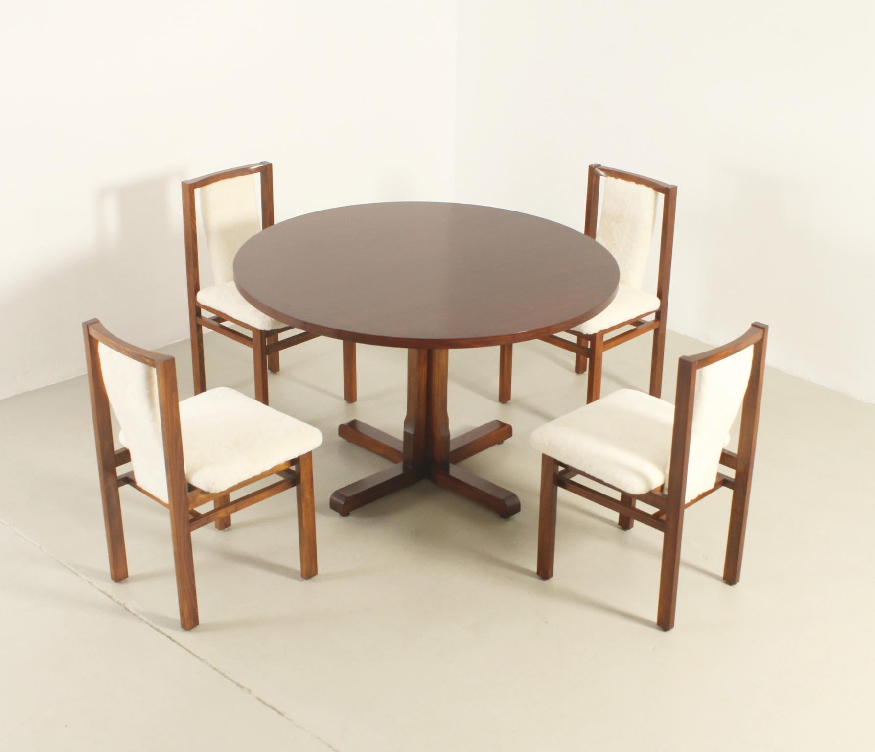 Cuatro sillas de comedor de Jordi Vilanova en madera de roble y piel de oveja, España, años 60 en venta 8