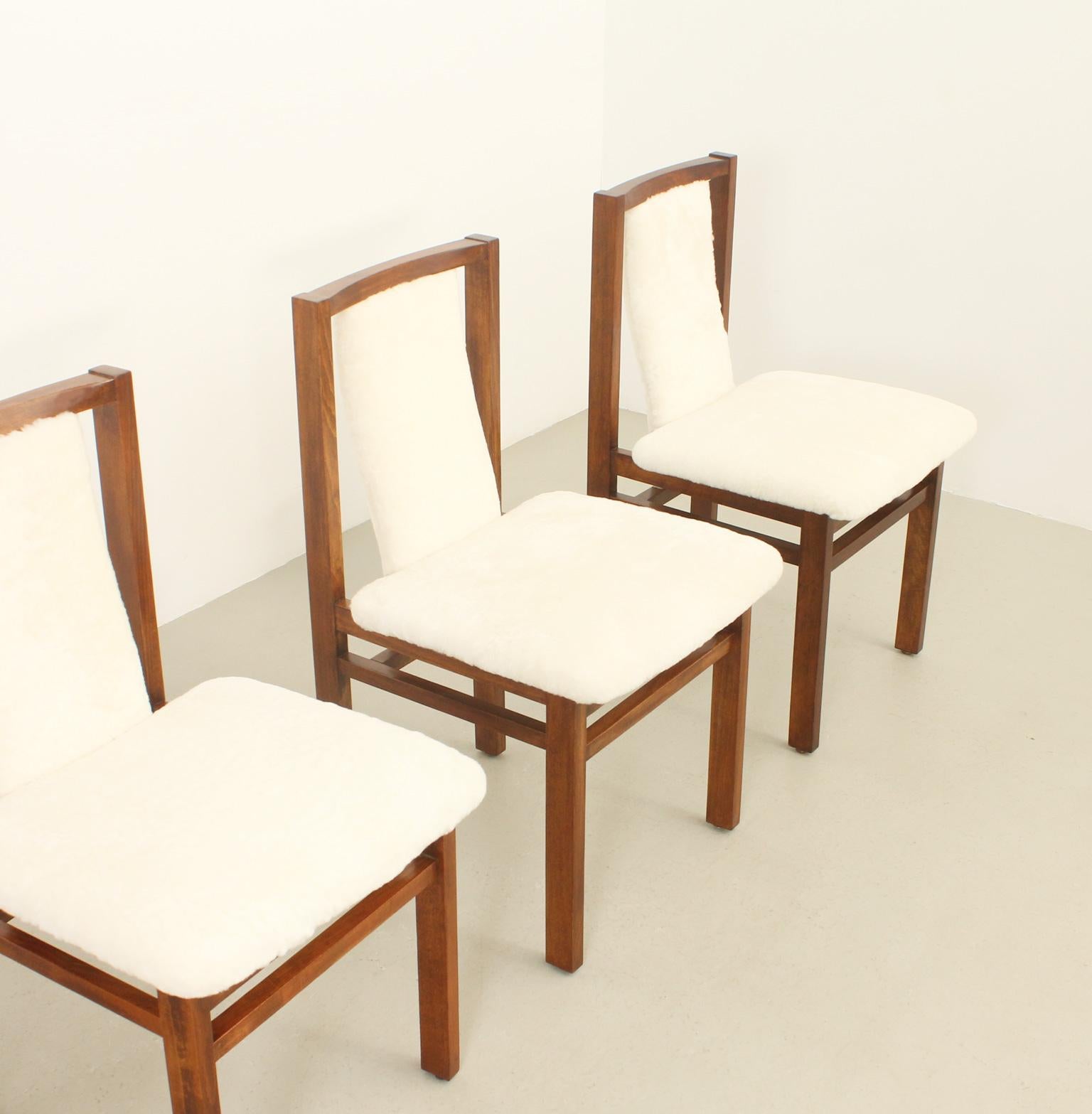 Four Dining Chairs by Jordi Vilanova in Oak Wood and Sheepskin, Spain, 1960's In Good Condition For Sale In Barcelona, ES