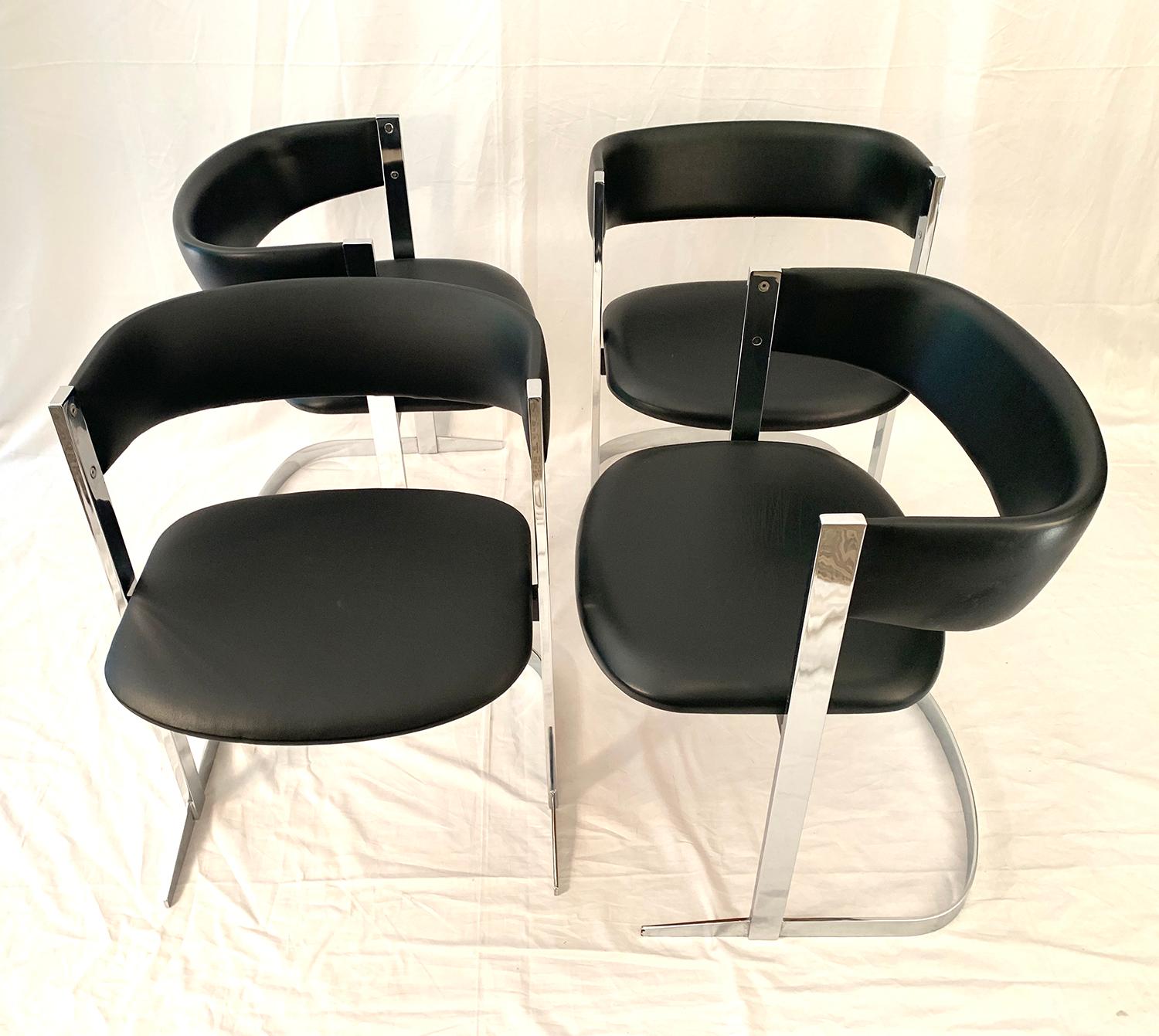 Beautiful set of four dining chair or desk in chromed metal, furnished with a seat and backrest in leatherette. The leatherette is slightly scratched. The set dates from the 1970s.

Très belle ensemble de quatre chaise de salle à manger ou de bureau