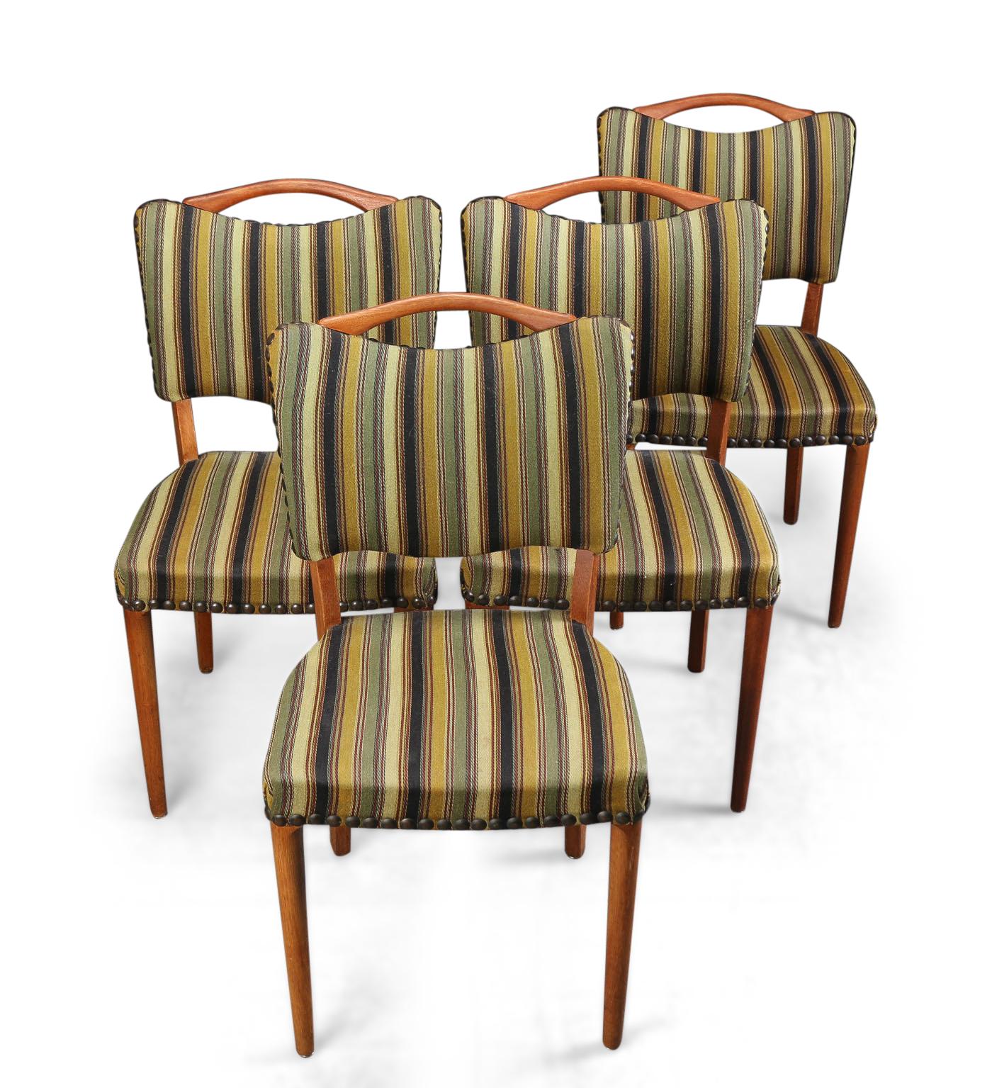 Four dining chairs with oak frame, teak wood handle, seats and backs upholstered with stitched, striped wool.
SH 45 cm. Beginning of the 1950s.
Normal wear due to age.