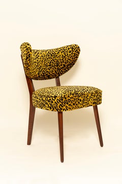 Cuatro sillas de comedor, terciopelo con estampado de leopardo de Edmond Petit, madera de nogal, Vintola Studio