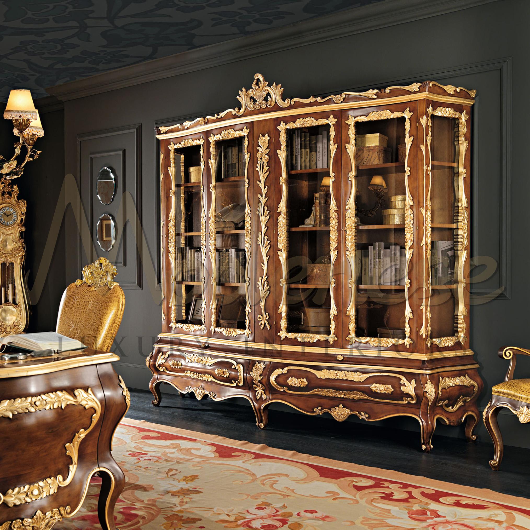 Modenese Gastone Interiors kann der perfekte Partner für die Inneneinrichtung Ihres Präsidentenprojekts sein. Dieses hochwertige viertürige Bücherregal aus Massivholz mit natürlicher Oberfläche und von Hand mit Blattgold verzierten Details ist