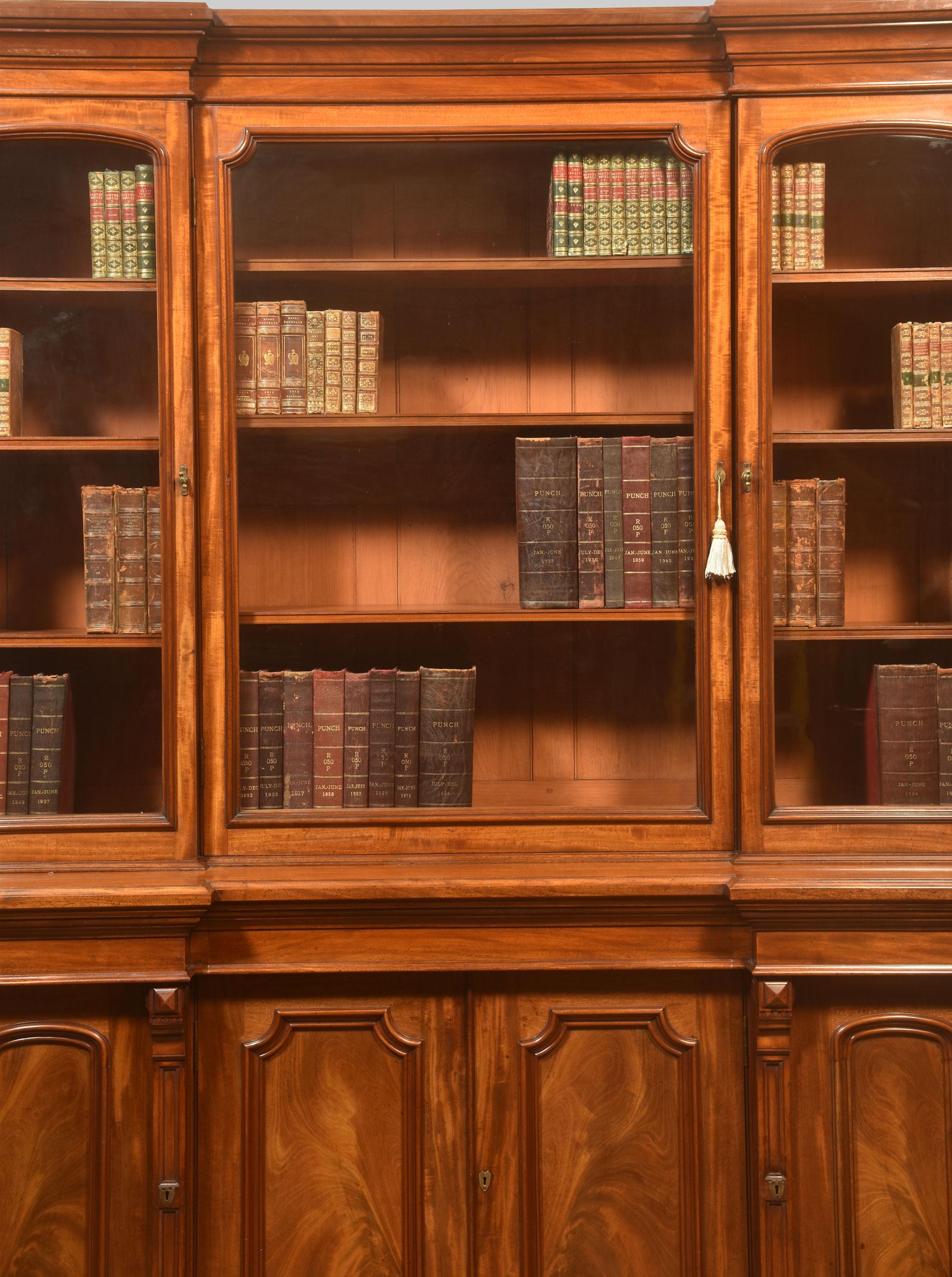 Britannique Bibliothèque à quatre portes avec fronton en vente