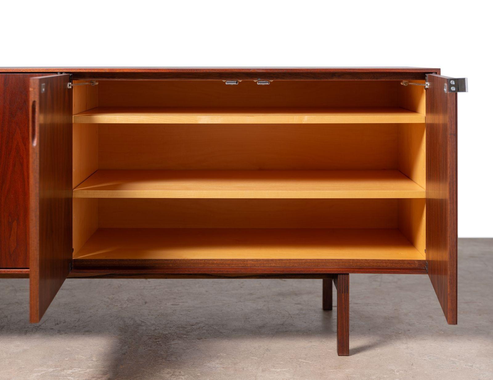 Provenant de la succession d'un architecte à la retraite. Crendenza à quatre portes de production précoce dans un magnifique noyer assorti à l'inox conçu par Florence Knoll, 1960 pour Knoll Associates.