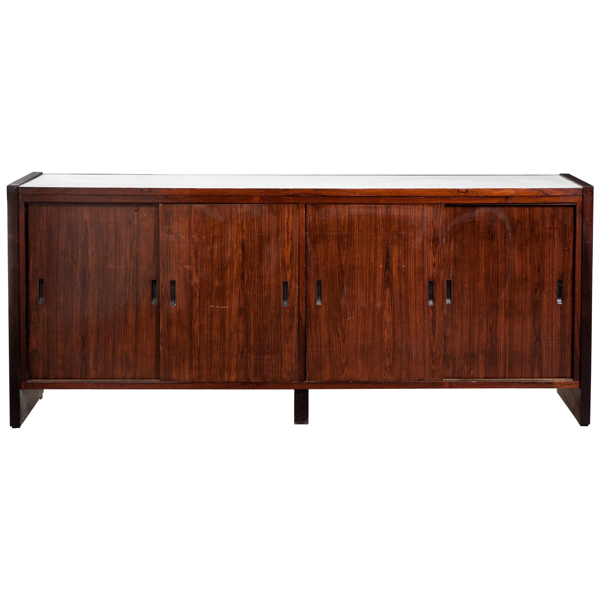 Credenza de cuatro puertas en palisandro con tapa y laterales de fórmica blanca, años 60