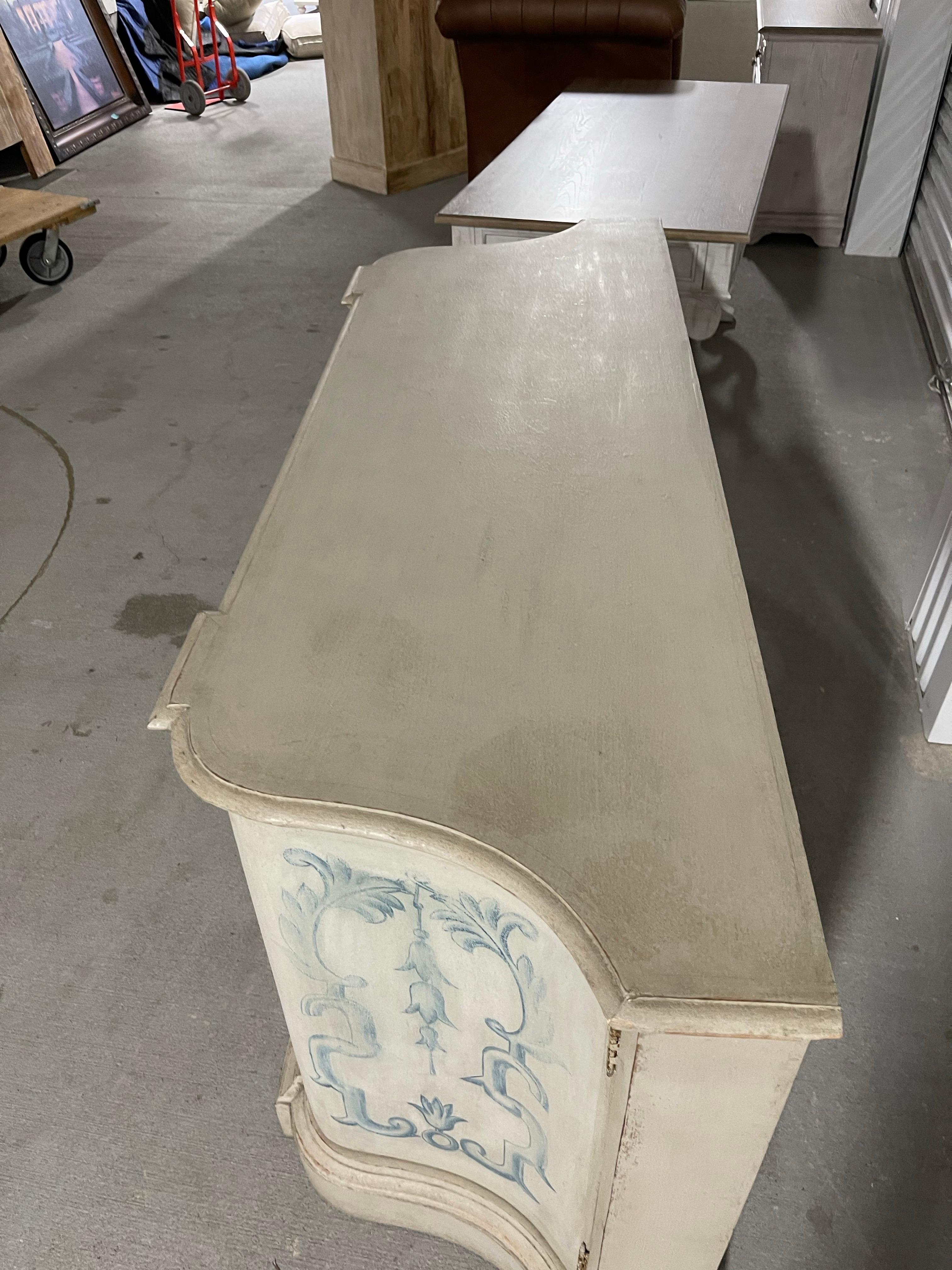 Américain Crédence ou console à quatre portes avec décorations peintes à motifs bleus, 21e siècle en vente