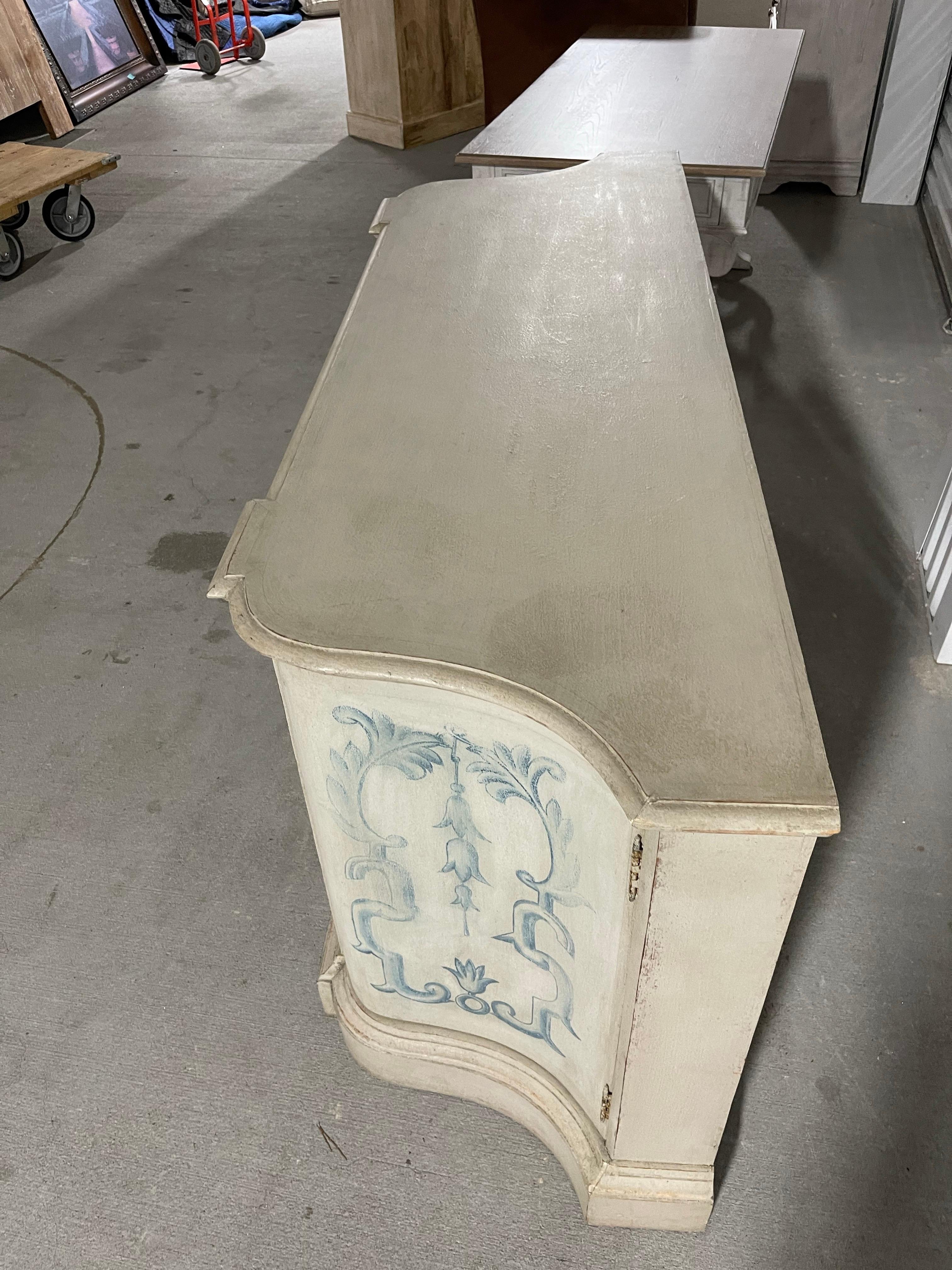 Crédence ou console à quatre portes avec décorations peintes à motifs bleus, 21e siècle Bon état - En vente à Savannah, GA