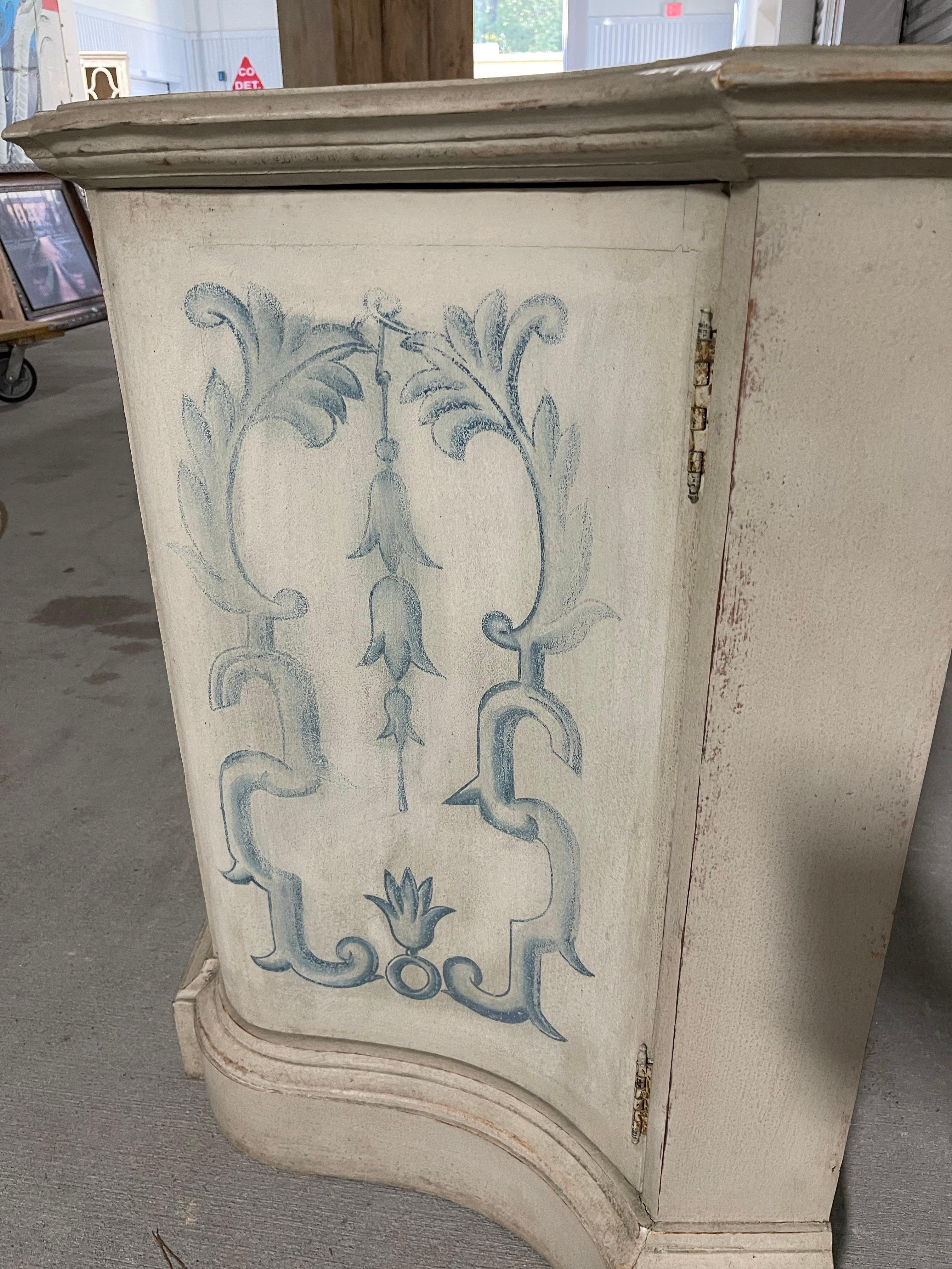 XXIe siècle et contemporain Crédence ou console à quatre portes avec décorations peintes à motifs bleus, 21e siècle en vente