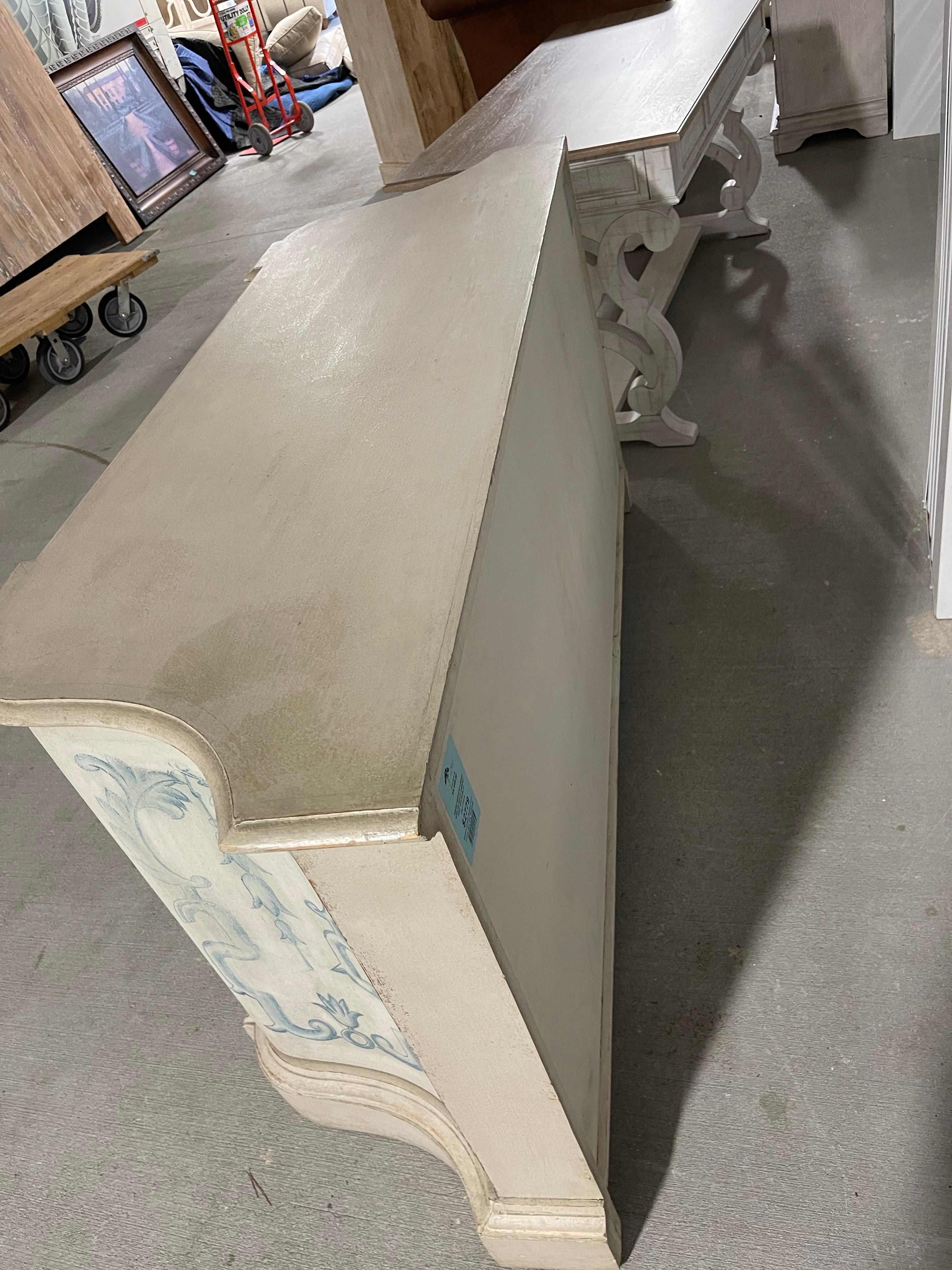 Bois Crédence ou console à quatre portes avec décorations peintes à motifs bleus, 21e siècle en vente