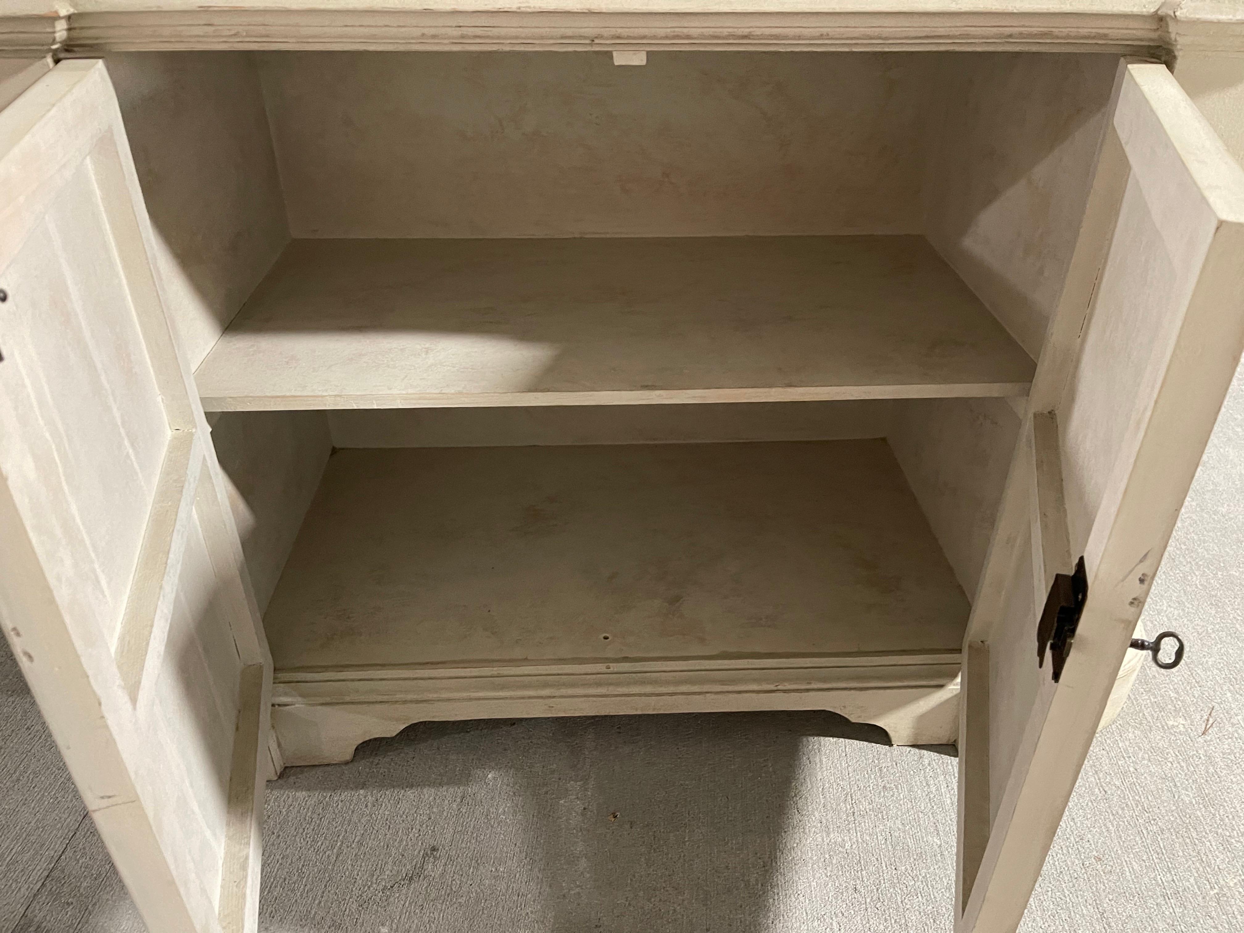 Crédence ou console à quatre portes avec décorations peintes à motifs bleus, 21e siècle en vente 1