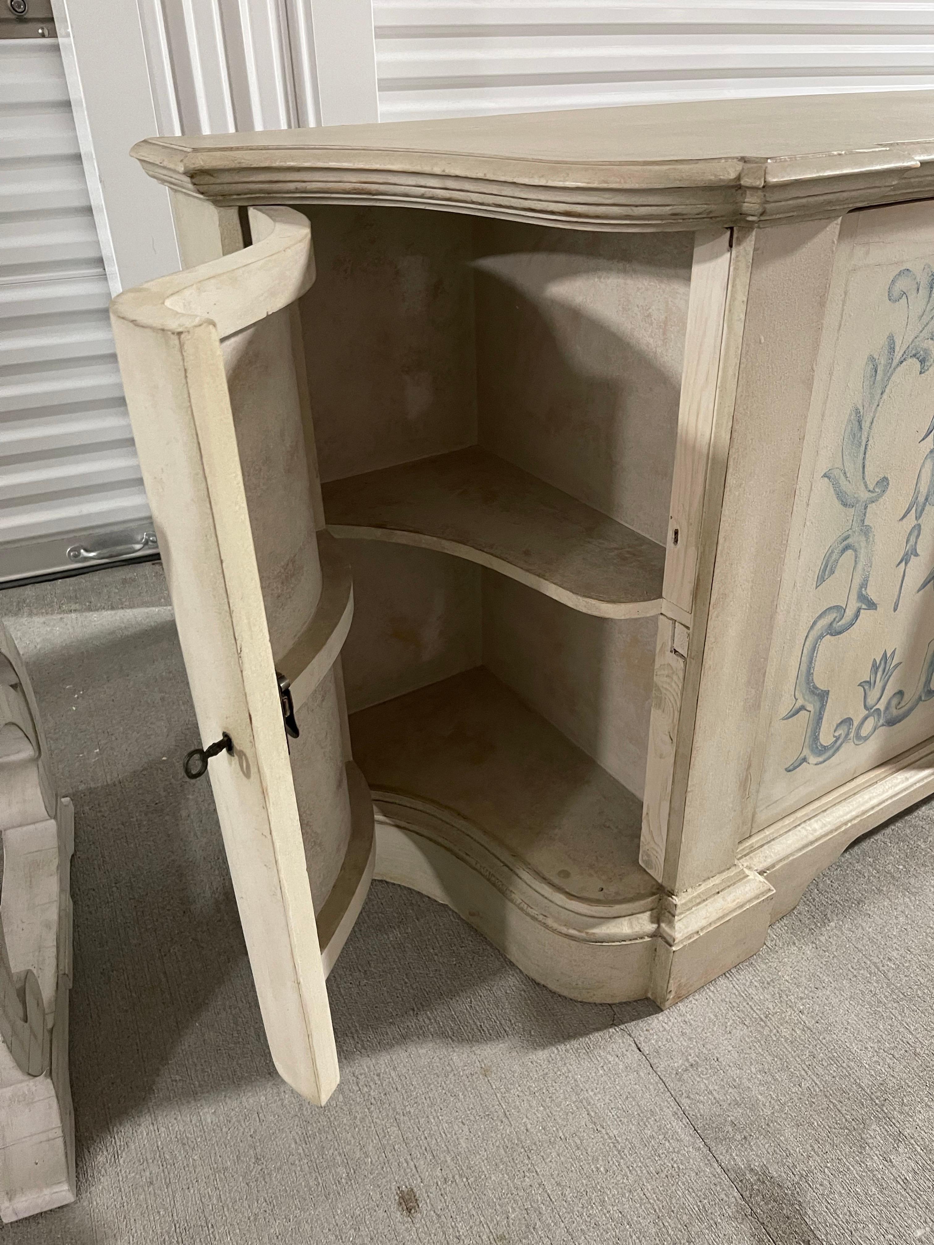 Crédence ou console à quatre portes avec décorations peintes à motifs bleus, 21e siècle en vente 3