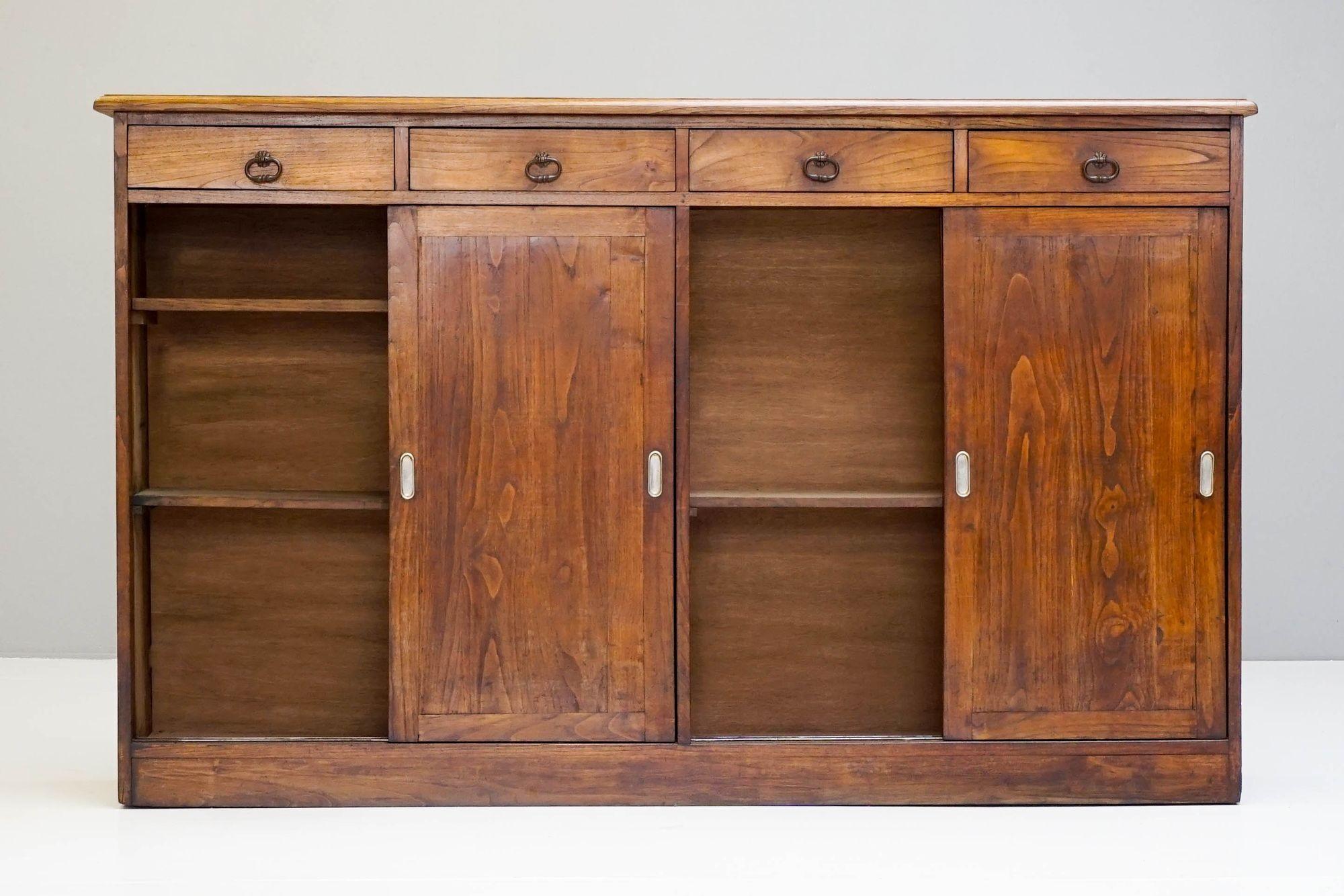 



Schrank mit vier Schubladen über vier Schiebetüren.

Frankreich CIRCA 1900

H 115cm x B 187cm x T 33cm






















