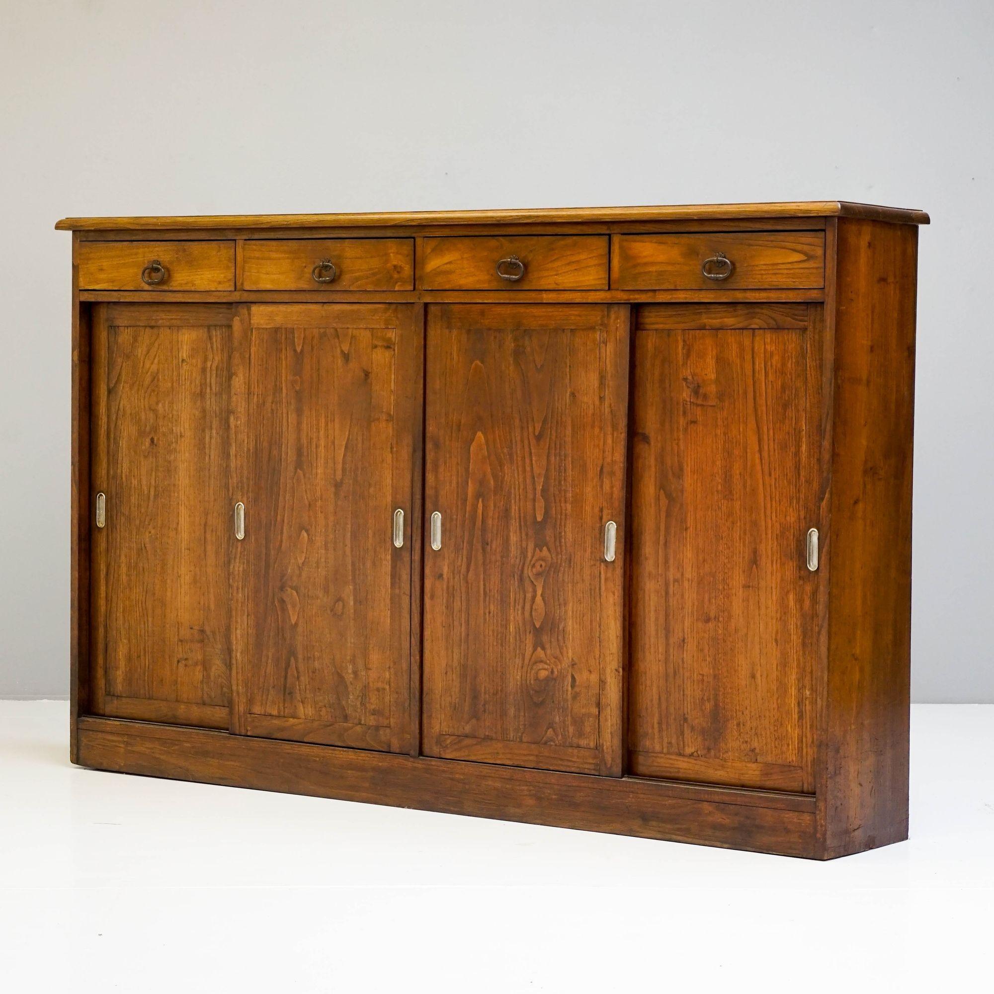 Viertüriger Schrank im Angebot 1