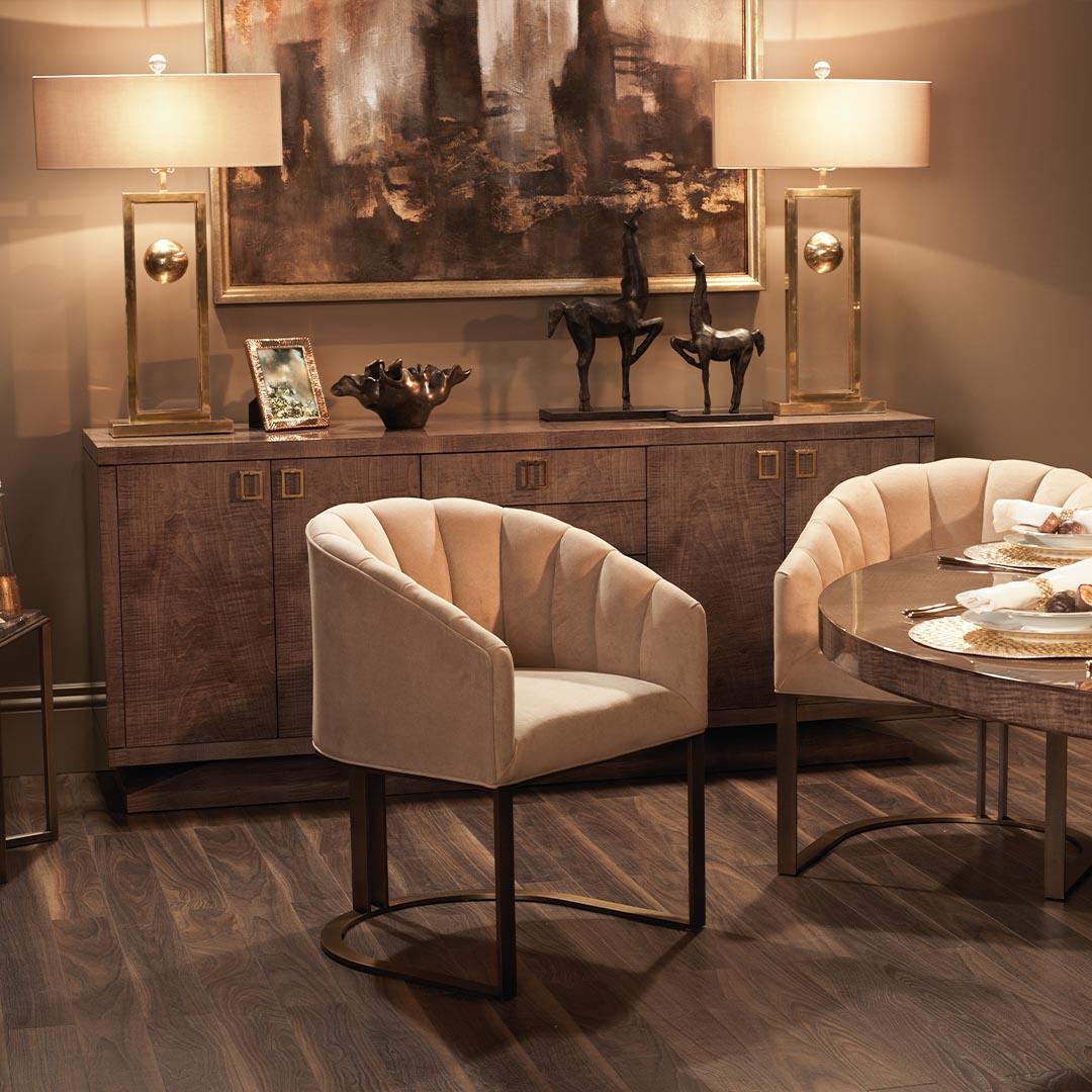 Der Montpelier, einer der klassischen Schränke von Davidson, bietet viel Stauraum in einer Vielzahl von Größen und luxuriösen Ausführungen.
Dieser vielseitige Schrank ist eine elegante Ergänzung für jeden Raum und kann als Konsolentisch in einem