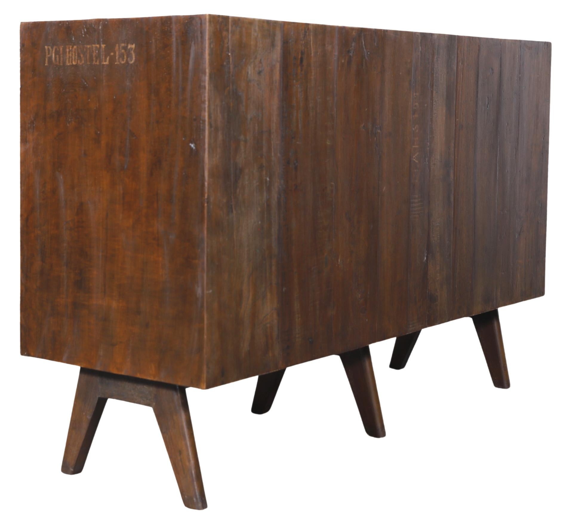 Un mobile contenitore in teak massiccio realizzato da Pierre Jeanneret per il progetto Chandigarh, circa 1958. Modello PJ-R-14-A  Questo esempio è un sopravvissuto. Struttura in legno massello con inserti in alluminio. Conserva l'etichetta dipinta