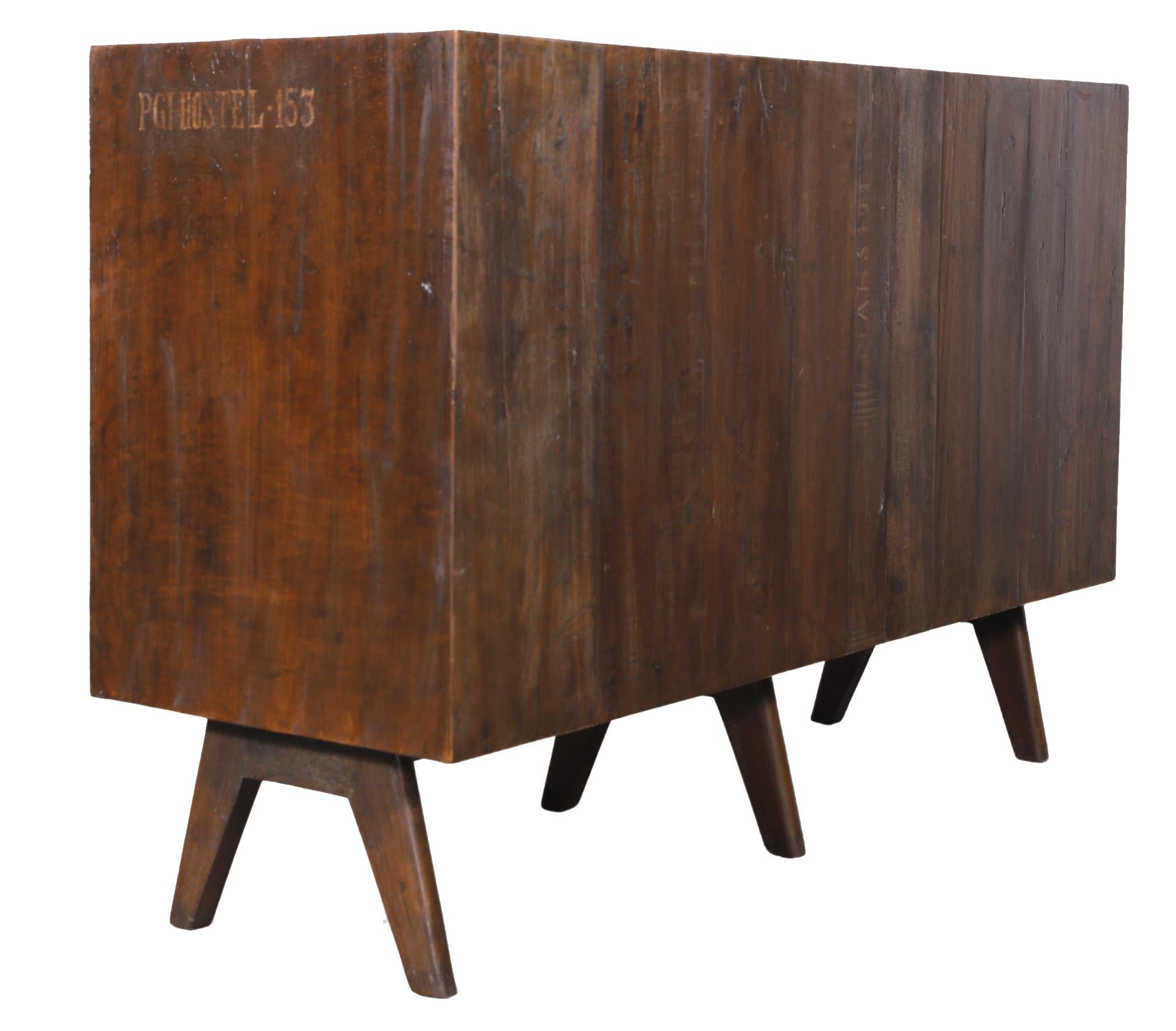 Indiano Armadio/dispensa a quattro ante Pierre Jeanneret PJ-R-14-A in vendita