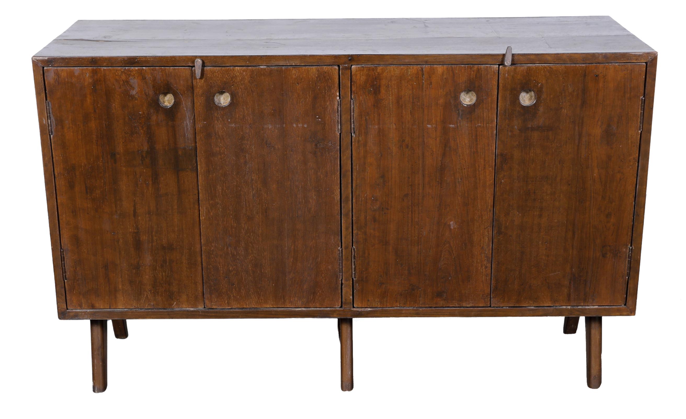 Metà XX secolo Armadio/dispensa a quattro ante Pierre Jeanneret PJ-R-14-A in vendita