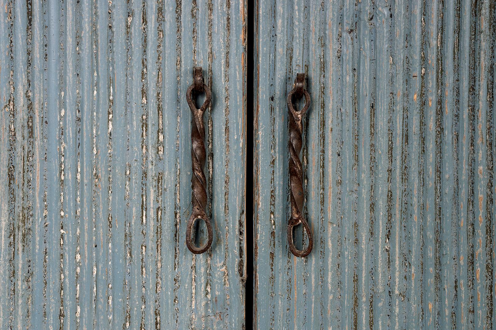 Serveur à cannelures à quatre portes en peinture patinée d'origine avec dessus en pierre calcaire en vente 1