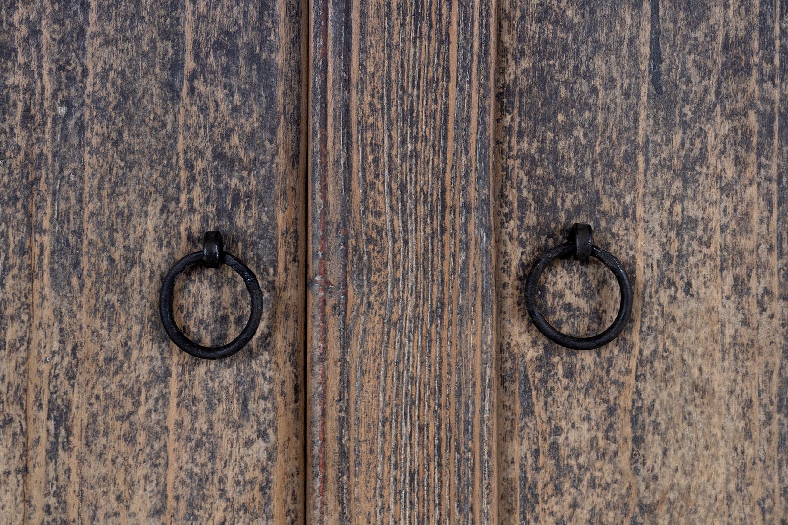 20ième siècle Serveur à quatre portes en orme récupéré patine originale en vente