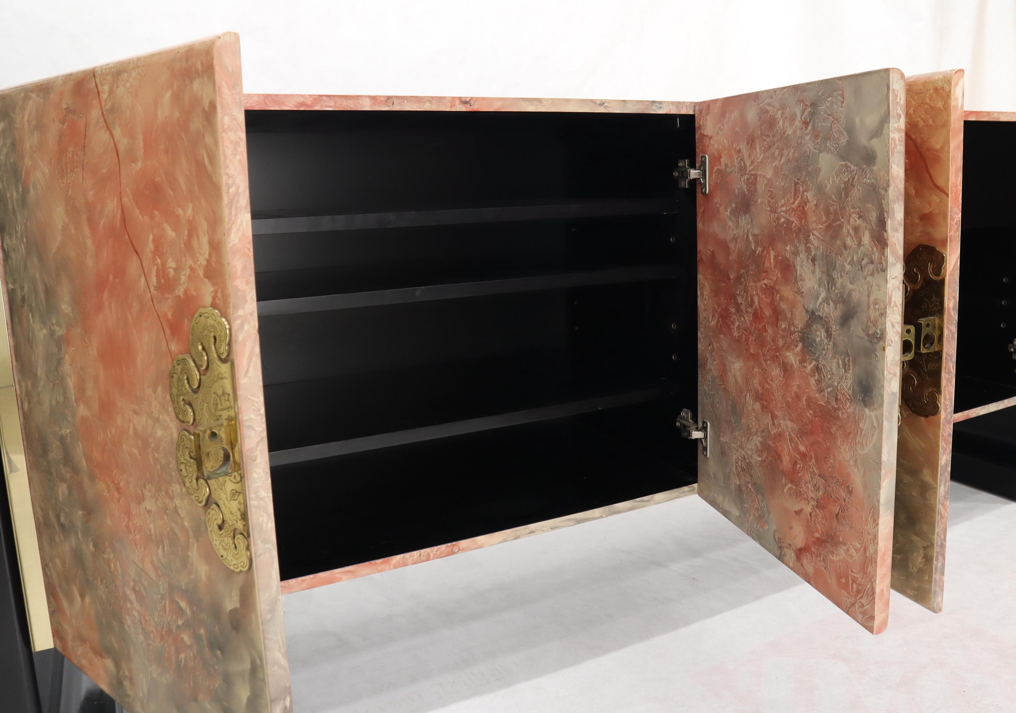Credenza Dresser Server a quattro ante in lacca nera con finitura in ottone in vendita 4