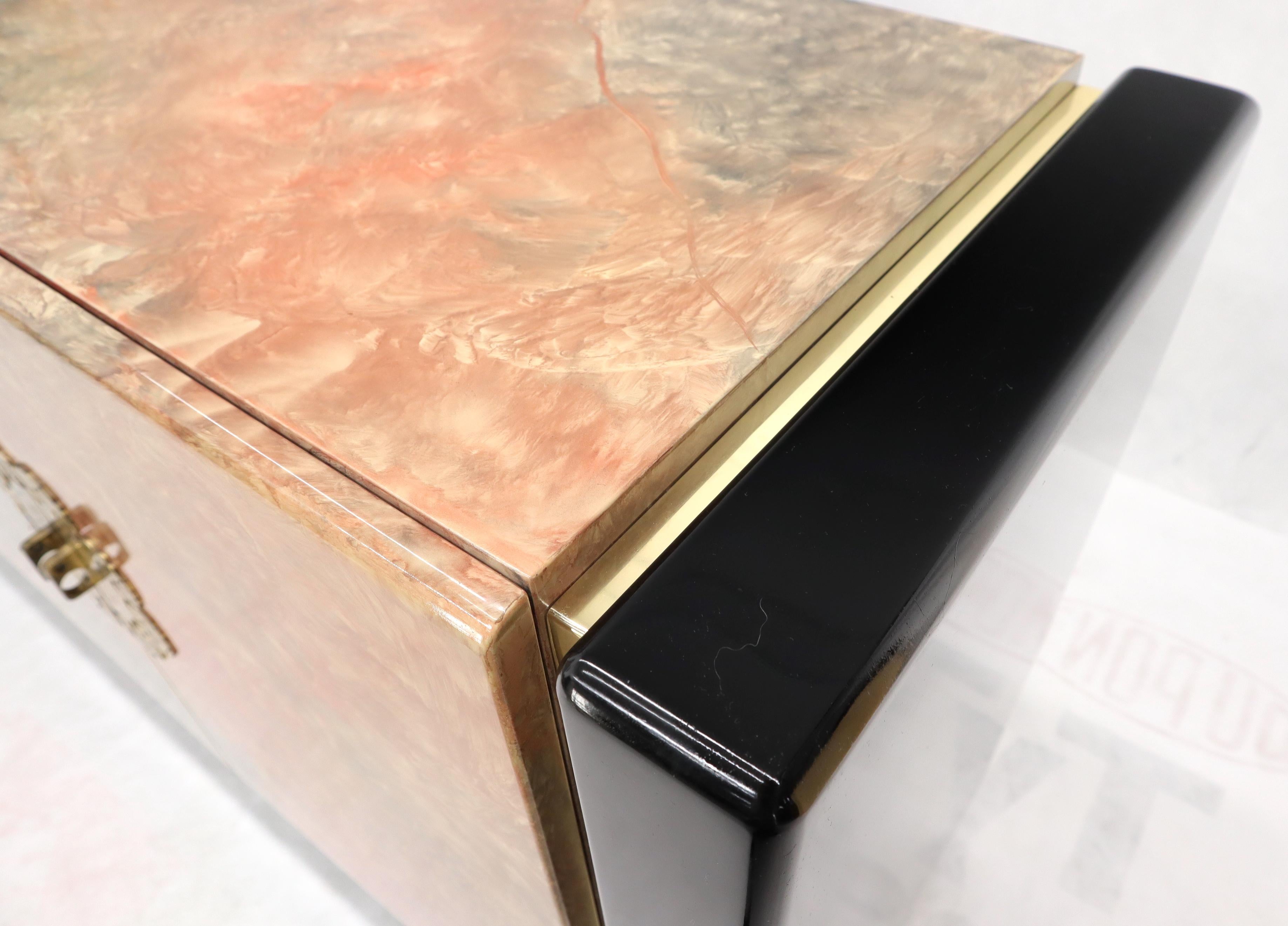 Americano Credenza Dresser Server a quattro ante in lacca nera con finitura in ottone in vendita