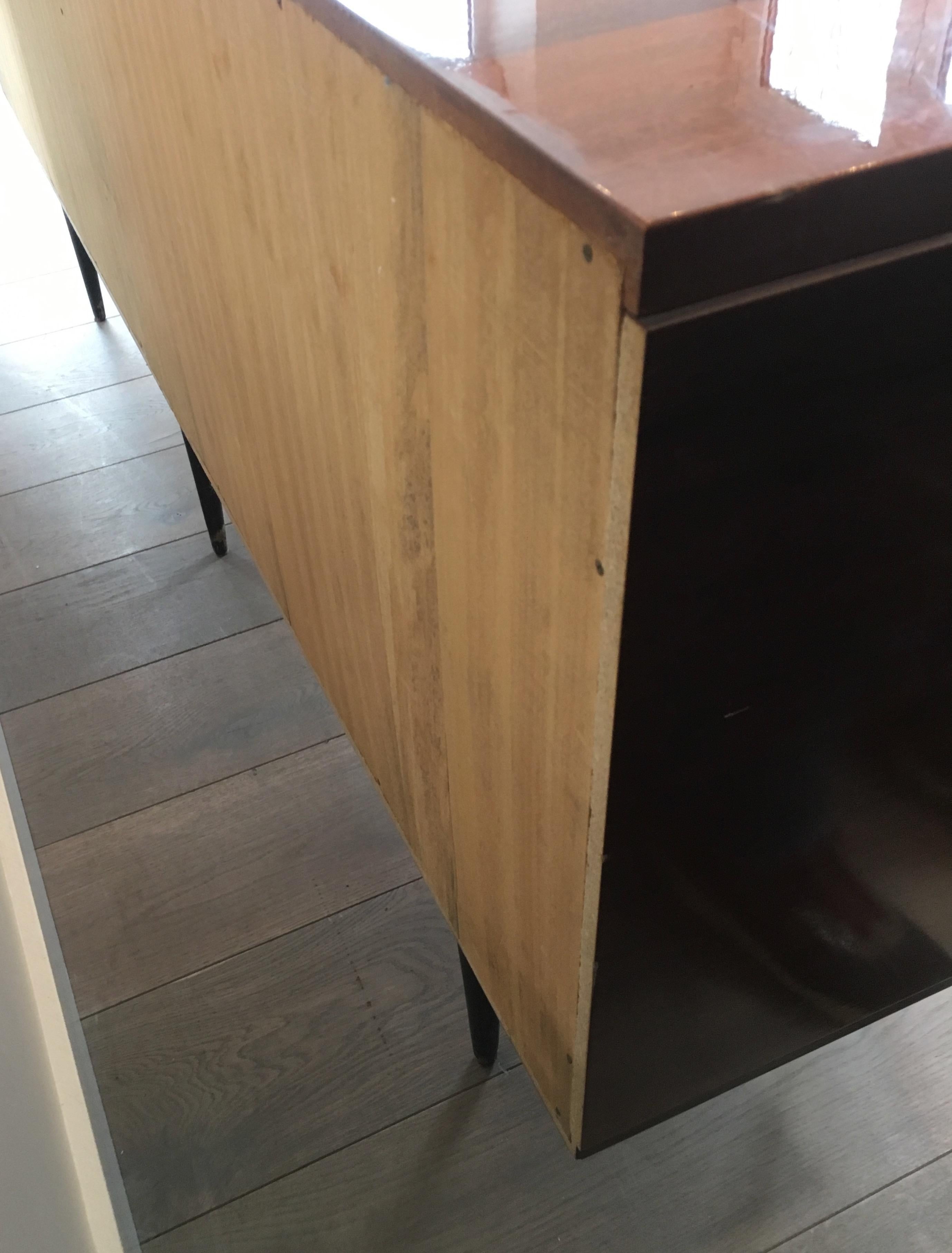 Credenza a quattro ante Sapelli in mogano e sicamore, Italia, 1960 circa in vendita 10