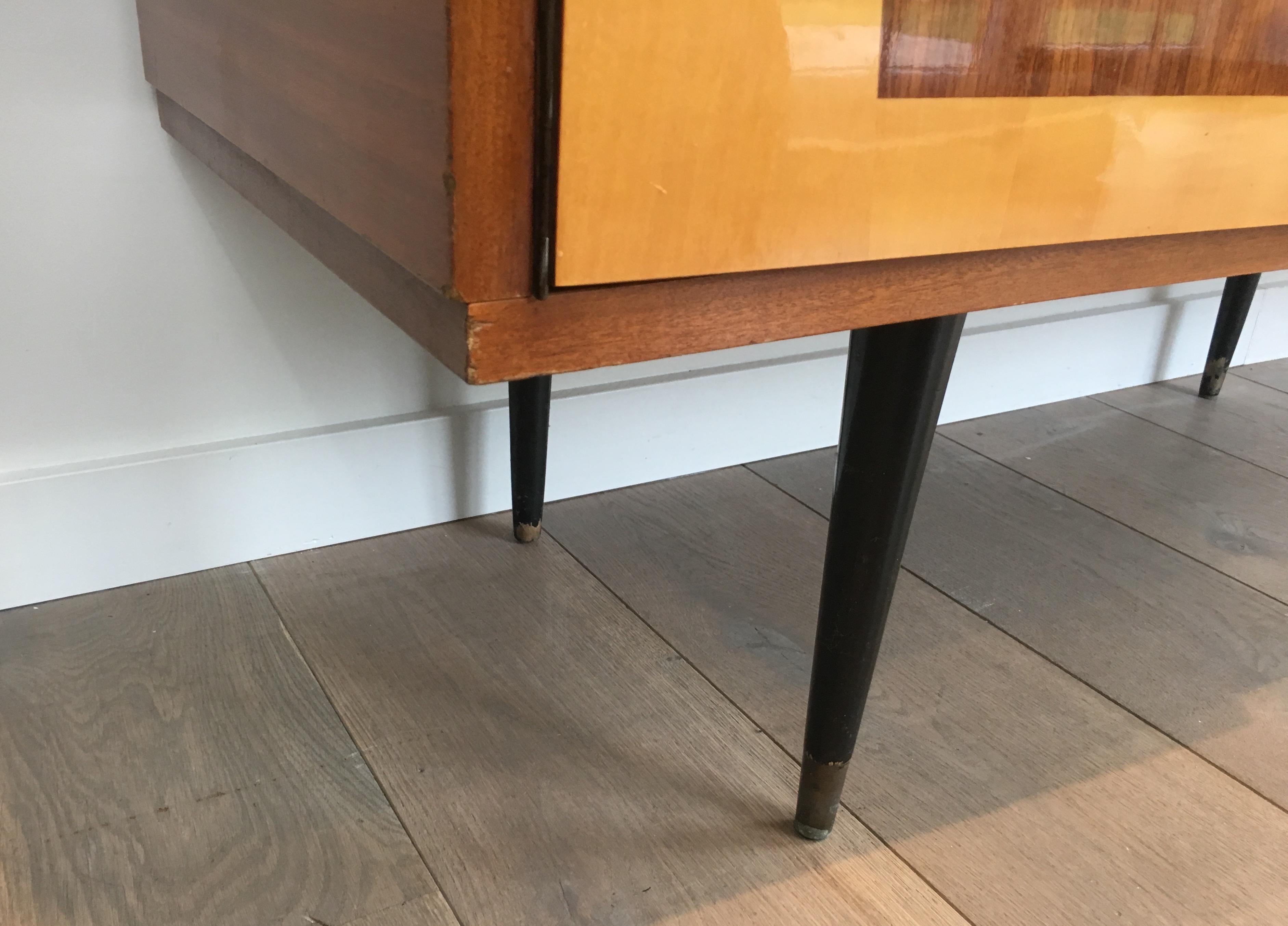 Metà XX secolo Credenza a quattro ante Sapelli in mogano e sicamore, Italia, 1960 circa in vendita