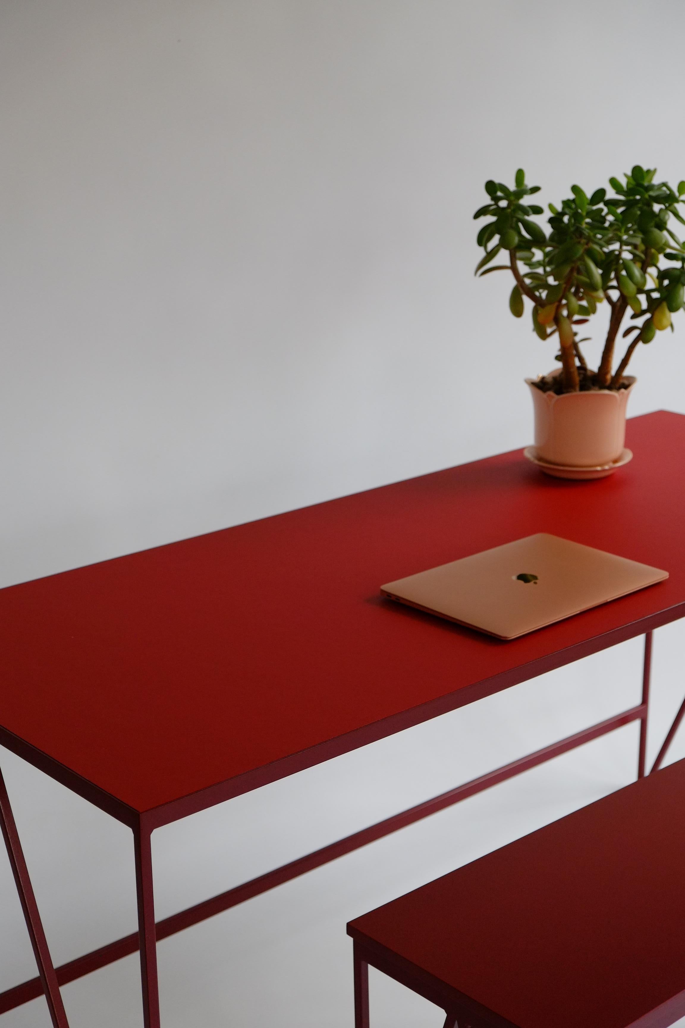 Bureau à quatre tiroirs en noyer avec plateau en linoléum, bureau crème - personnalisable en vente 7