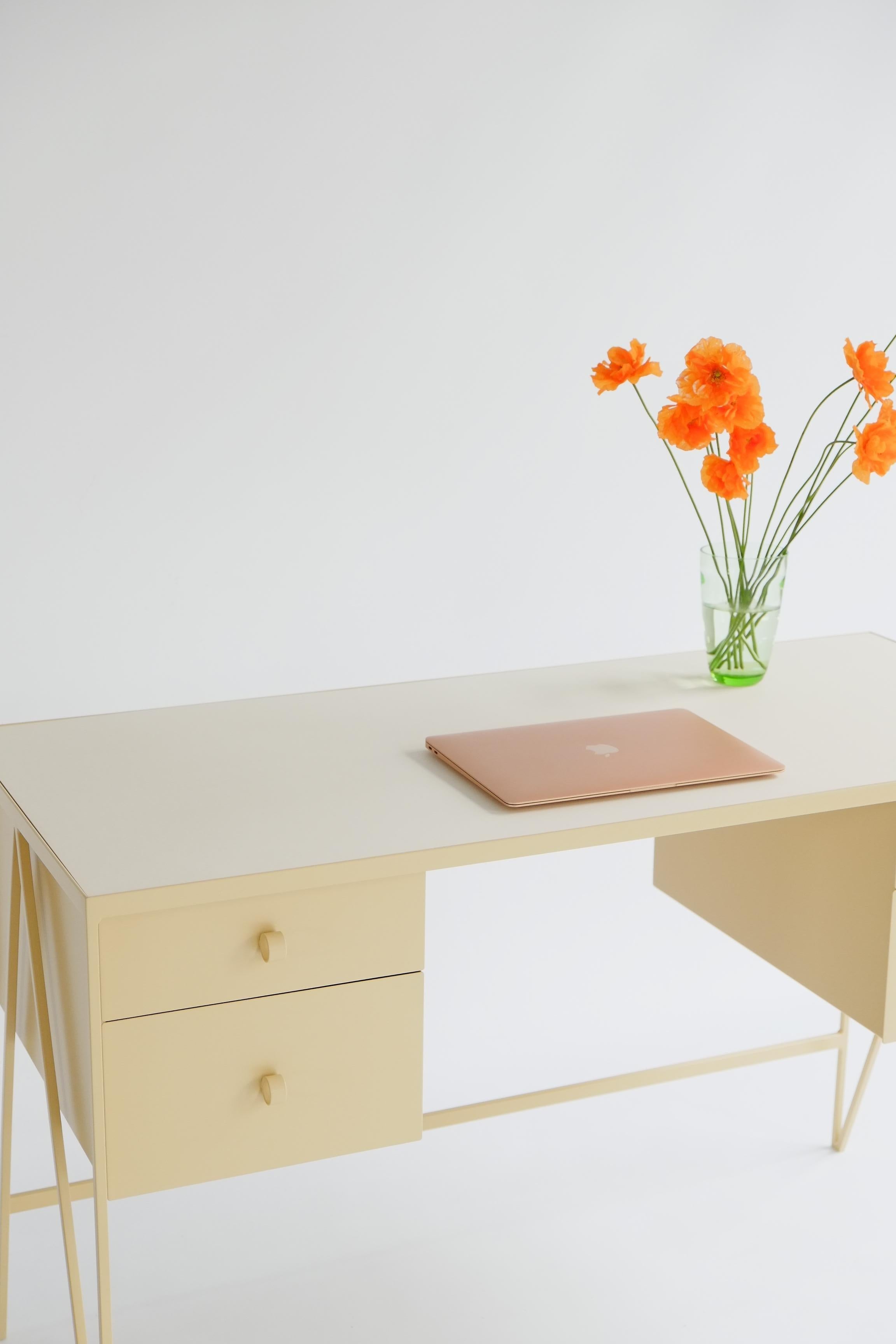 Moderne Bureau à quatre tiroirs en noyer avec plateau en linoléum, bureau crème - personnalisable en vente