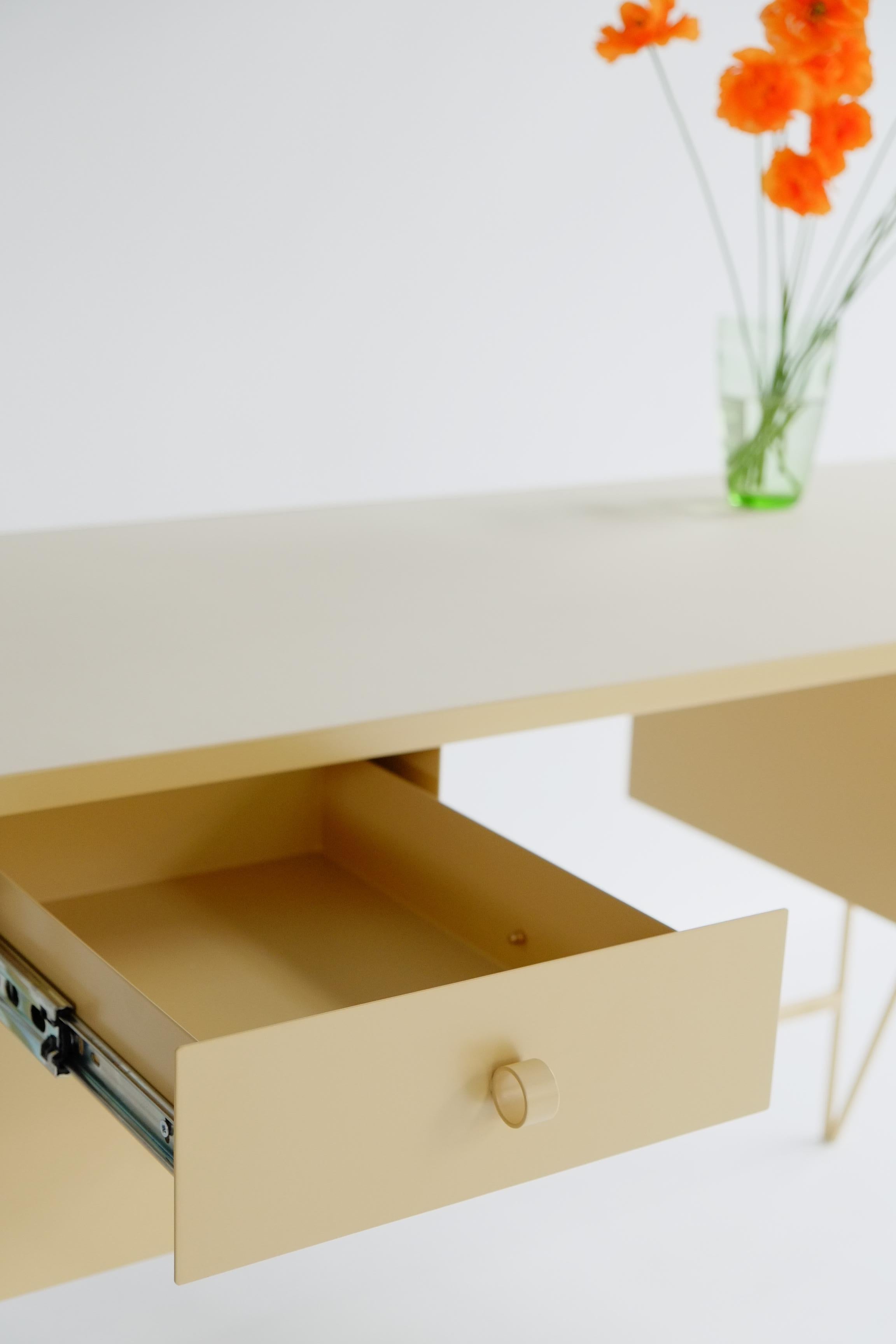 Soudé Bureau à quatre tiroirs en noyer avec plateau en linoléum, bureau crème - personnalisable en vente