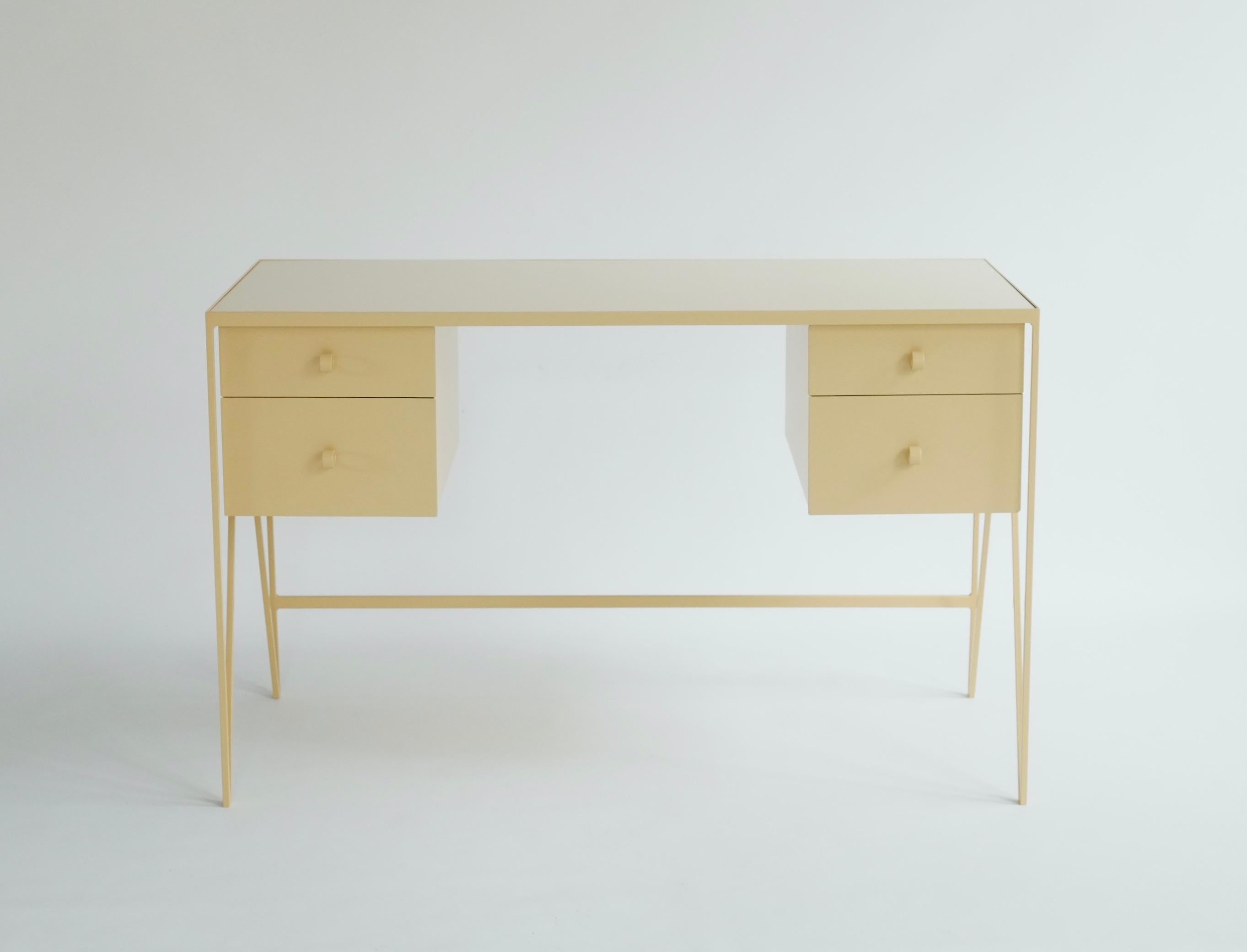 Vier Schubladen-Schreibtisch aus Butternussholz mit Linoleum-Platte, cremefarbener Schreibtisch – anpassbar (Moderne) im Angebot
