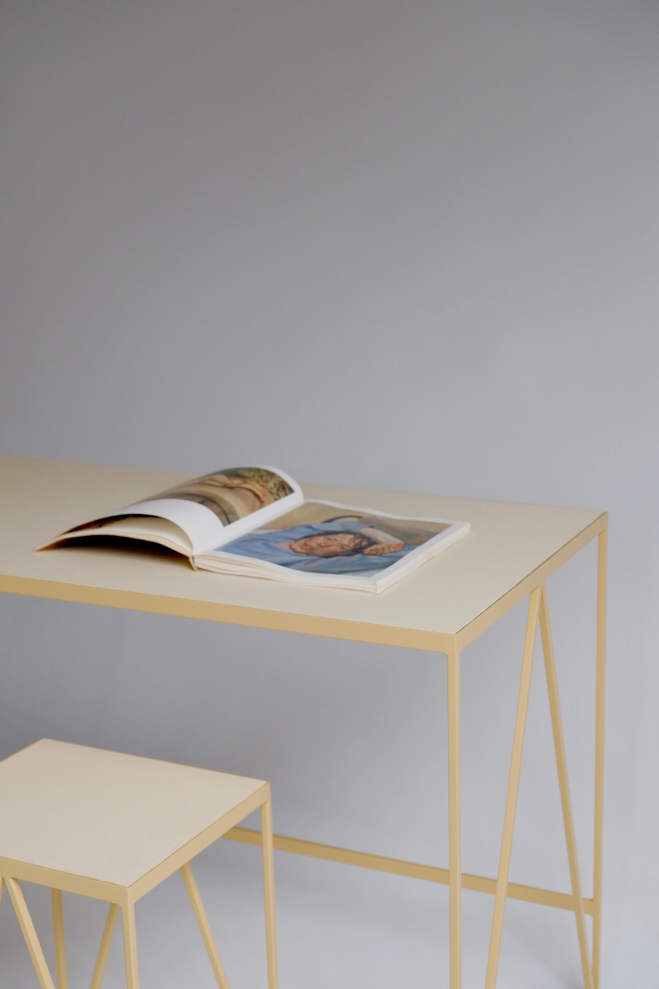 Vier Schubladen-Schreibtisch aus Butternussholz mit Linoleum-Platte, cremefarbener Schreibtisch – anpassbar im Zustand „Neu“ im Angebot in Leicester, GB
