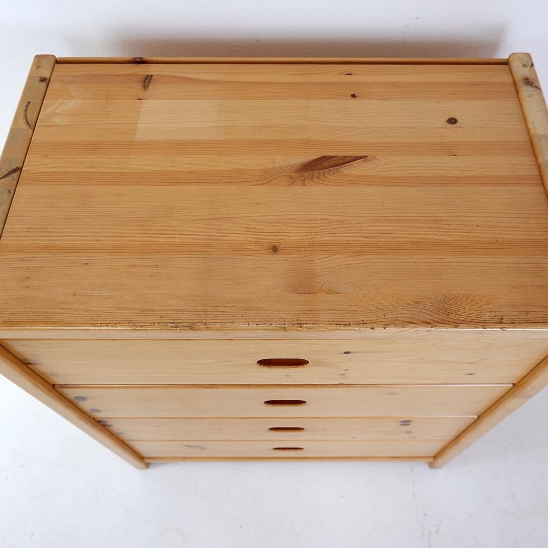 Cassettiera a quattro cassetti in pino massiccio - Stile Charlotte Perriand in vendita 8