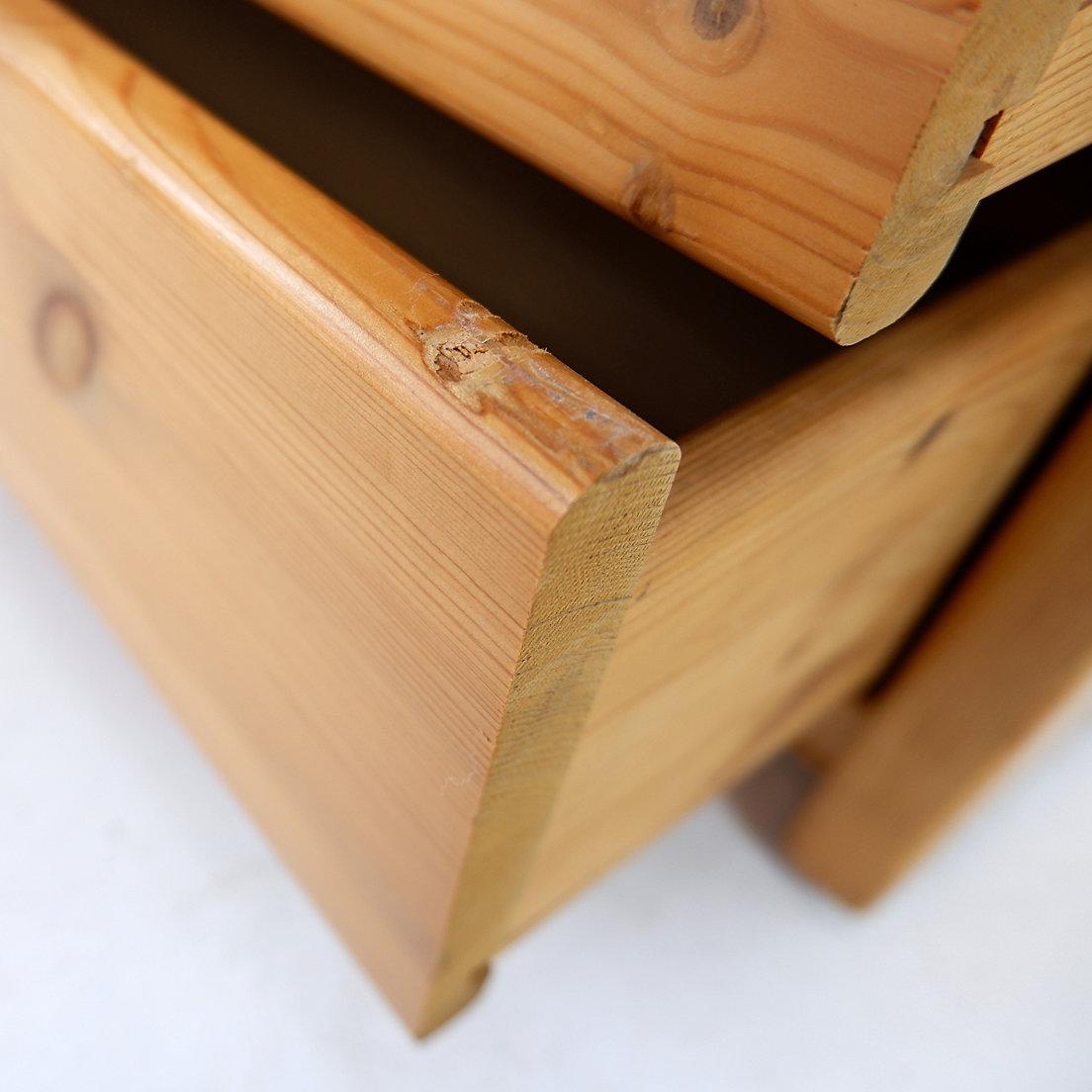 Cassettiera a quattro cassetti in pino massiccio - Stile Charlotte Perriand
Les Arcs 1800 Stile - Vintage - Metà Secolo
Misure: 66cmx40cm H. 75cm 
Materiale : Pino 
Usura coerente con l'età e l'uso: vedere le foto. 