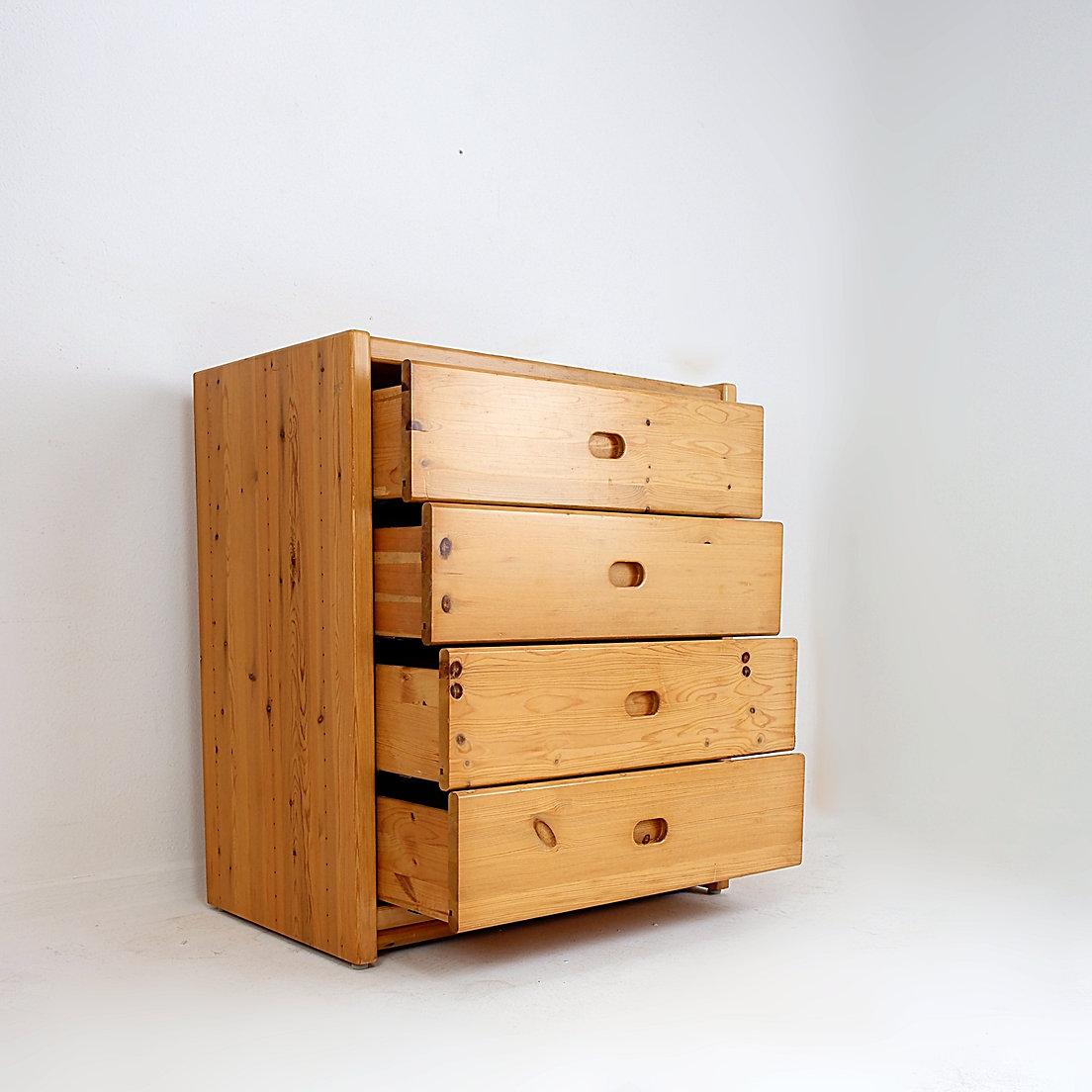 XX secolo Cassettiera a quattro cassetti in pino massiccio - Stile Charlotte Perriand in vendita
