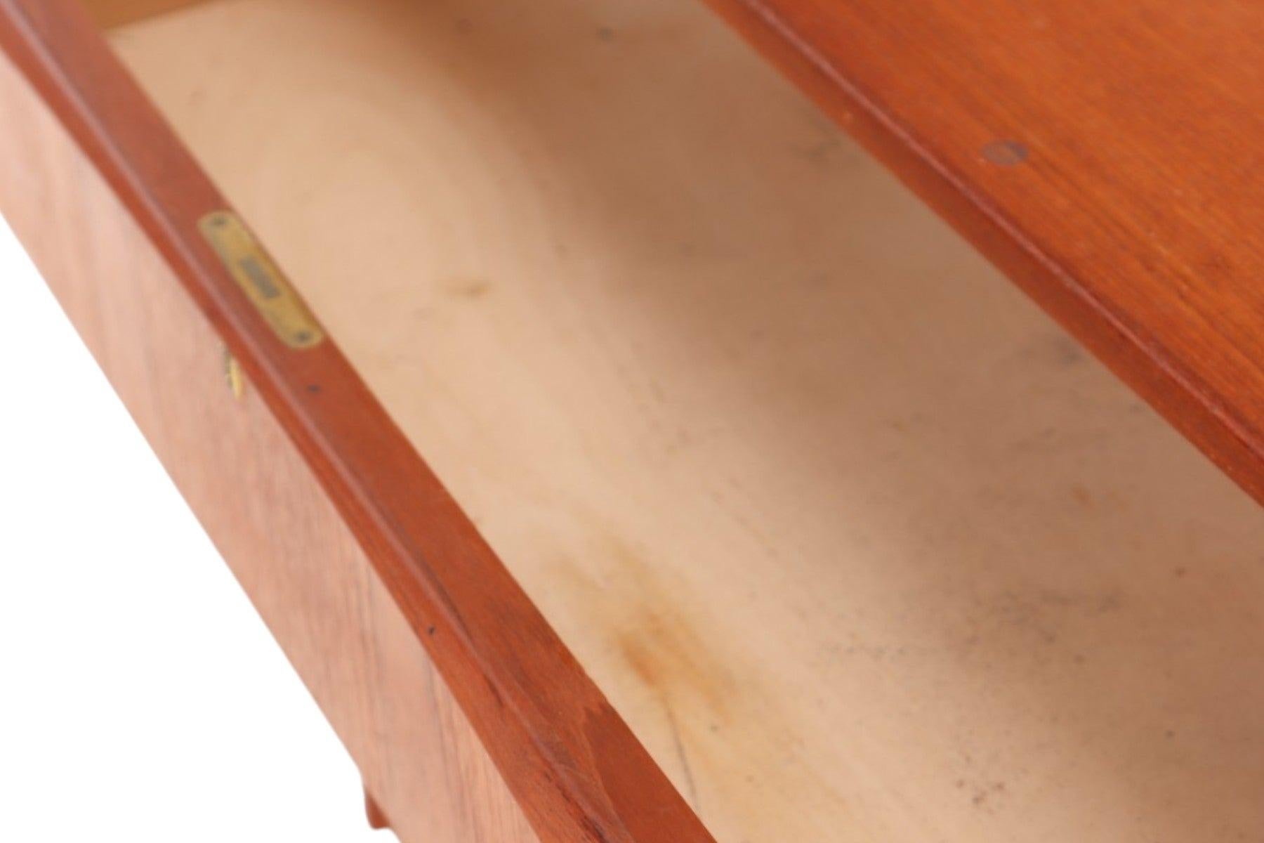 Origine: Danimarca
Progettista: Sconosciuto
Produttore: Sconosciuto
Epoca: anni '60
Materiali: Teak
Misure: 29,5