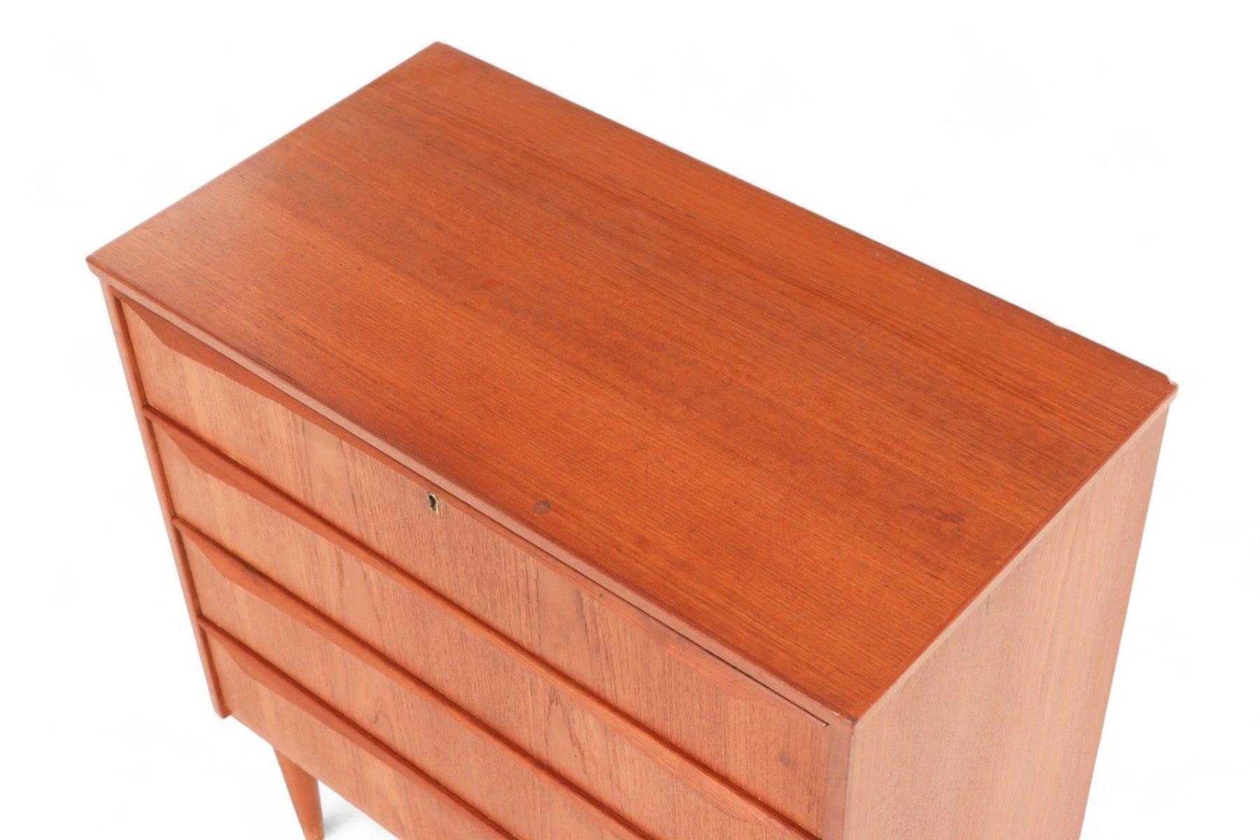Mid-Century moderno Cassettiera Gentlemans a quattro cassetti con tiretto a scomparsa in teak in vendita
