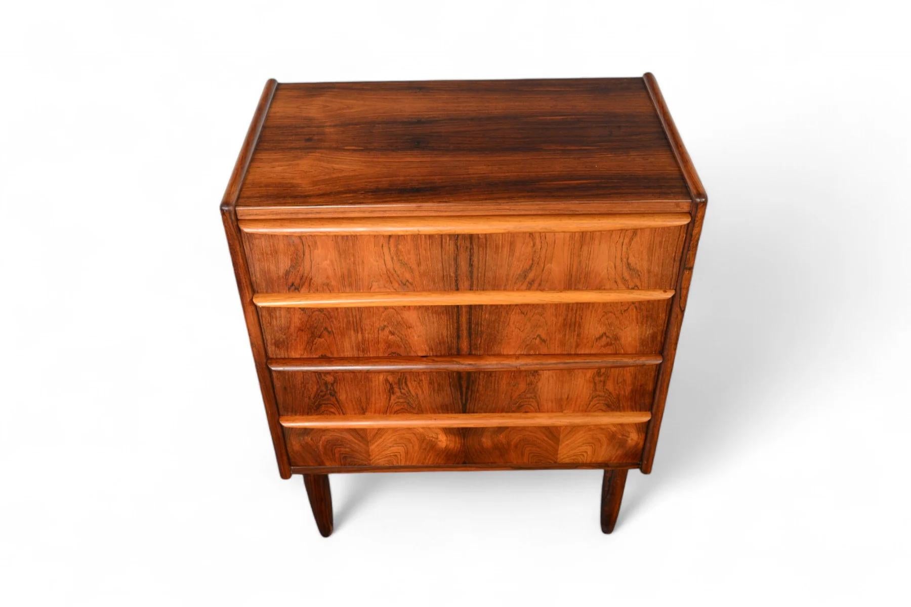 Origine: Danimarca
Progettista: Sconosciuto
Produttore: Sconosciuto
Epoca: anni '60
Materiali: Palissandro

Misure: 25,5