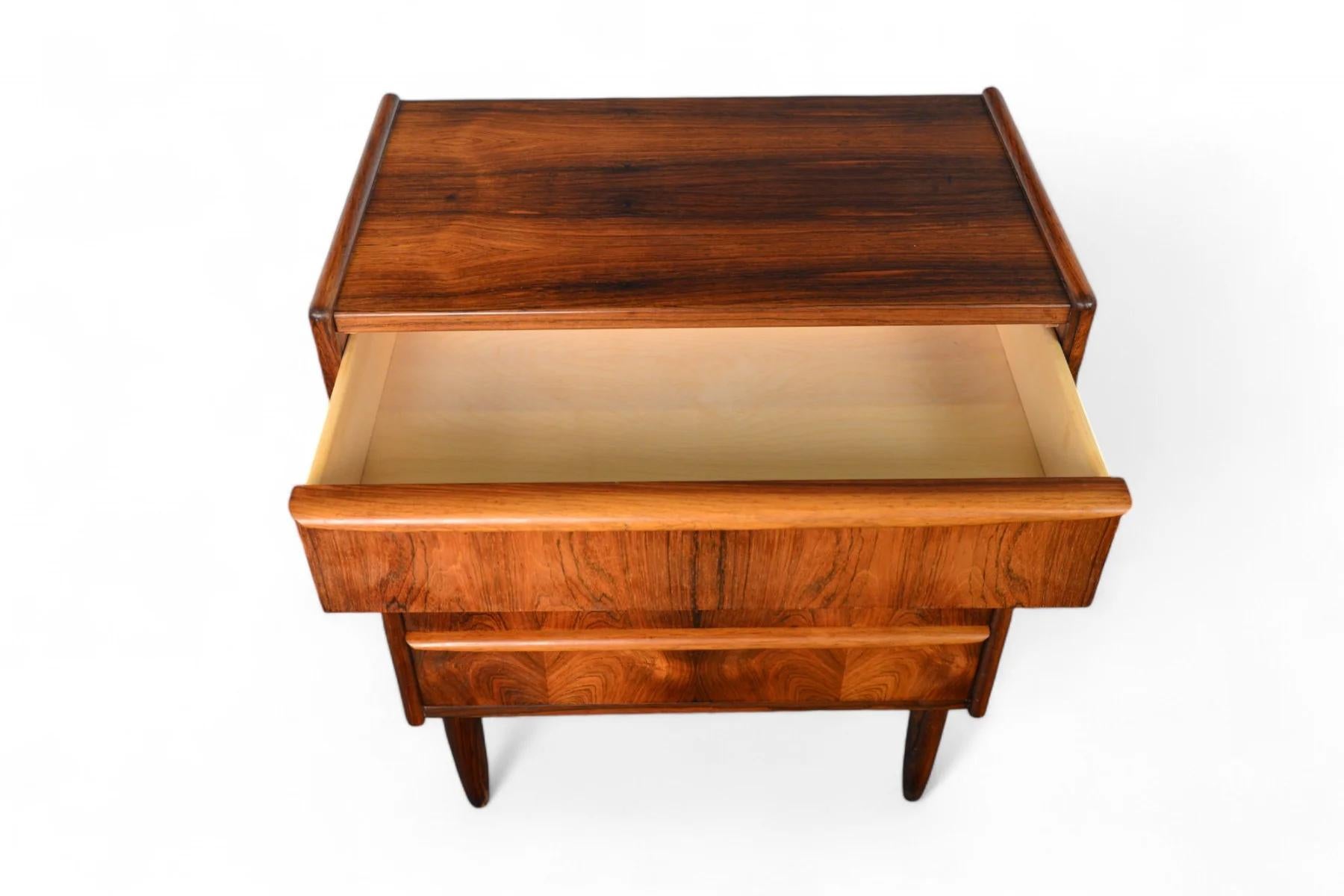 Mid-Century moderno Comò a quattro cassetti a profilo pieno in palissandro brasiliano in vendita