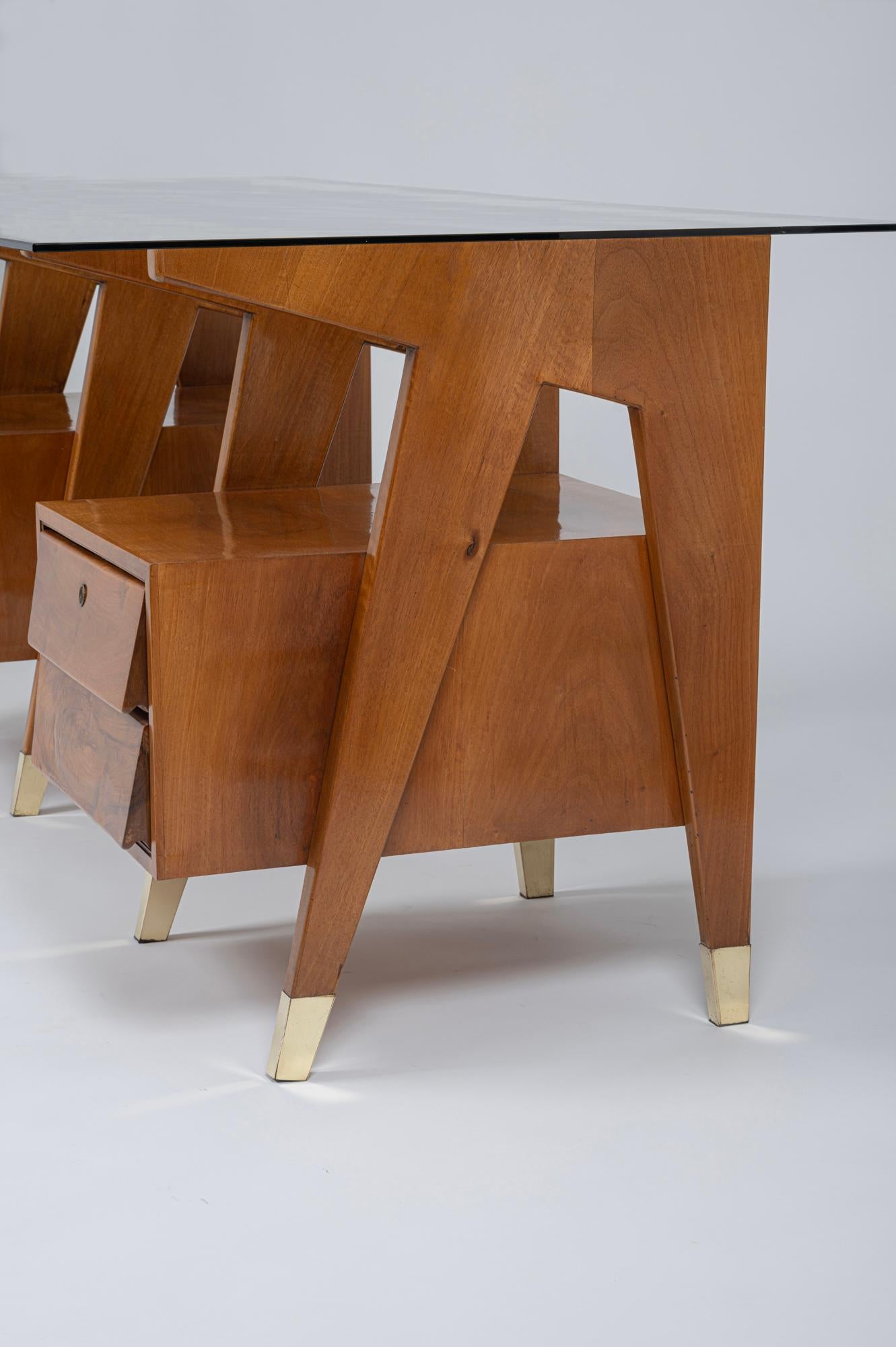 Nussbaumschreibtisch mit vier Schubladen und Vitrex-Glasplatte von Melchiorre Bega, Italien, um 1950 (Moderne der Mitte des Jahrhunderts) im Angebot