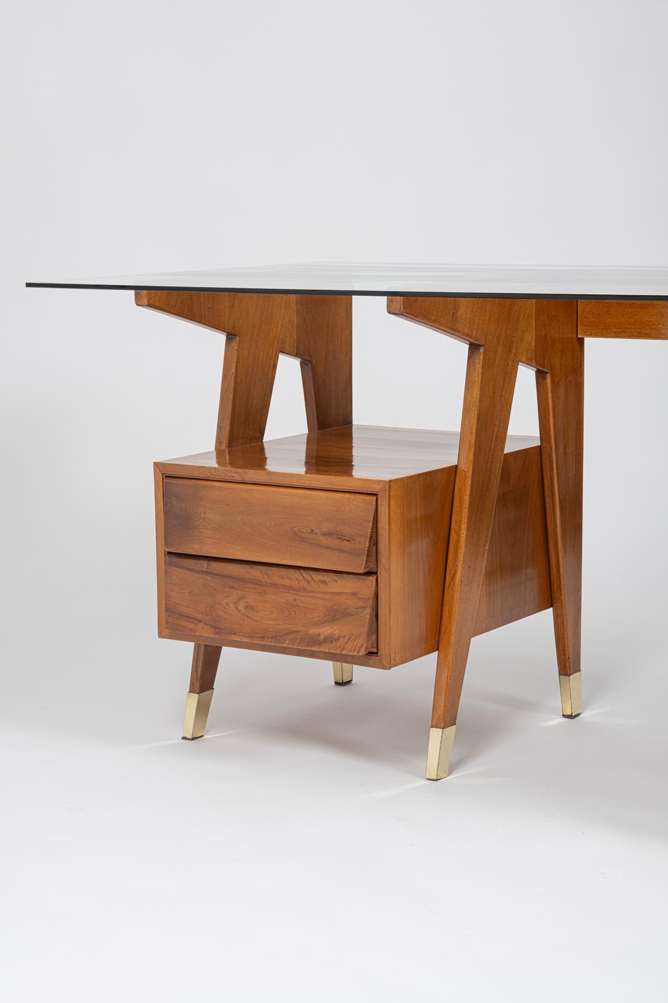 Nussbaumschreibtisch mit vier Schubladen und Vitrex-Glasplatte von Melchiorre Bega, Italien, um 1950 (20. Jahrhundert) im Angebot