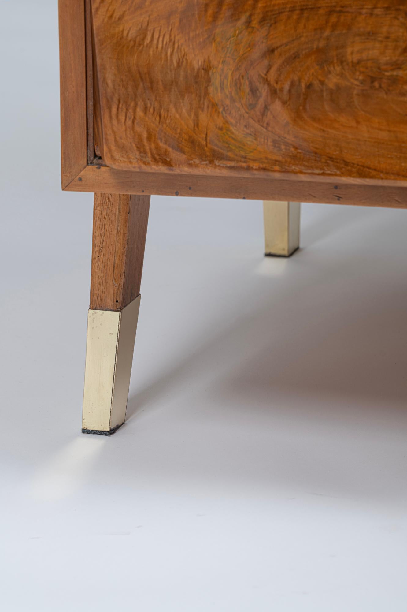 Nussbaumschreibtisch mit vier Schubladen und Vitrex-Glasplatte von Melchiorre Bega, Italien, um 1950 im Angebot 2