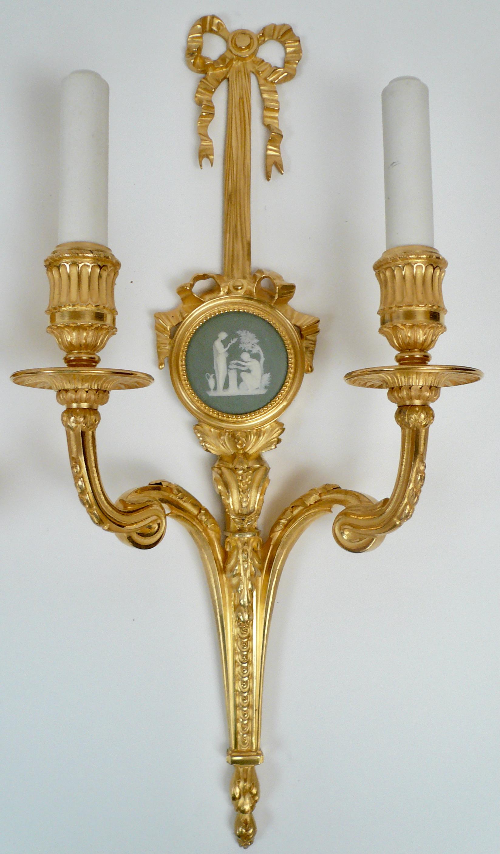 Doré Quatre appliques de style Louis XVI en bronze doré avec plaques de Wedgwood de E. F. Caldwell en vente