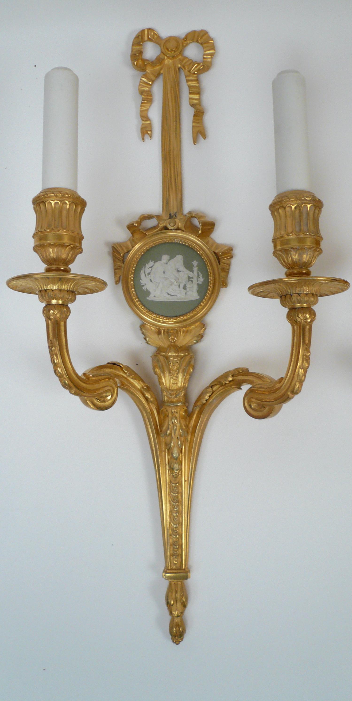 XVIIIe siècle Quatre appliques de style Louis XVI en bronze doré avec plaques de Wedgwood de E. F. Caldwell en vente
